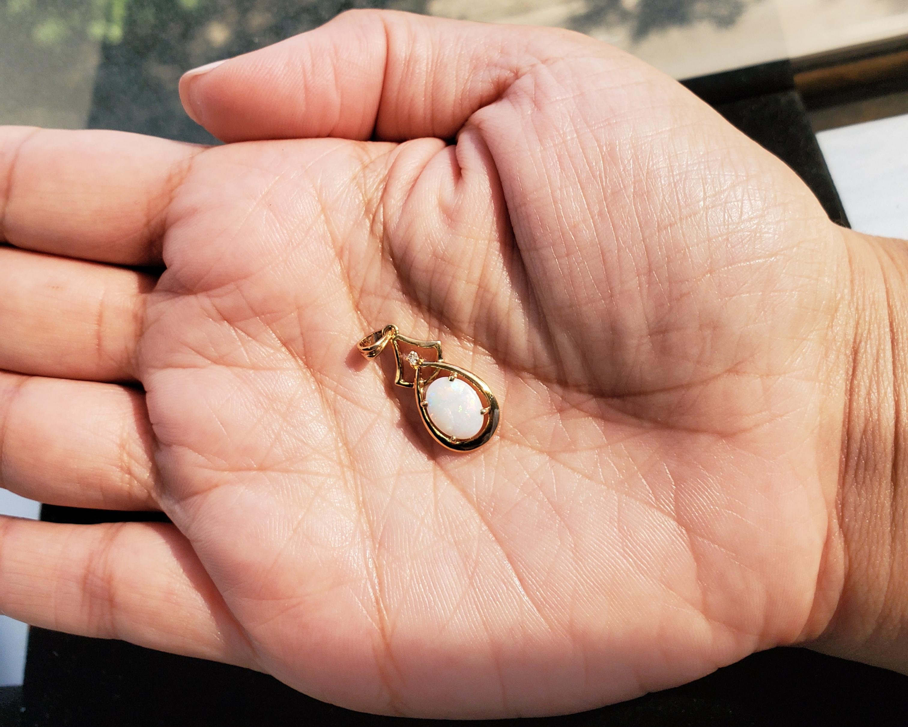 ♥ Pendant Summary ♥

Main Stone: Opal 
Material: 14K Yellow Gold 
Stone Cut: Oval
Dimensions: 21MMX 9MM
Weight: 1 gram
Chain: 16