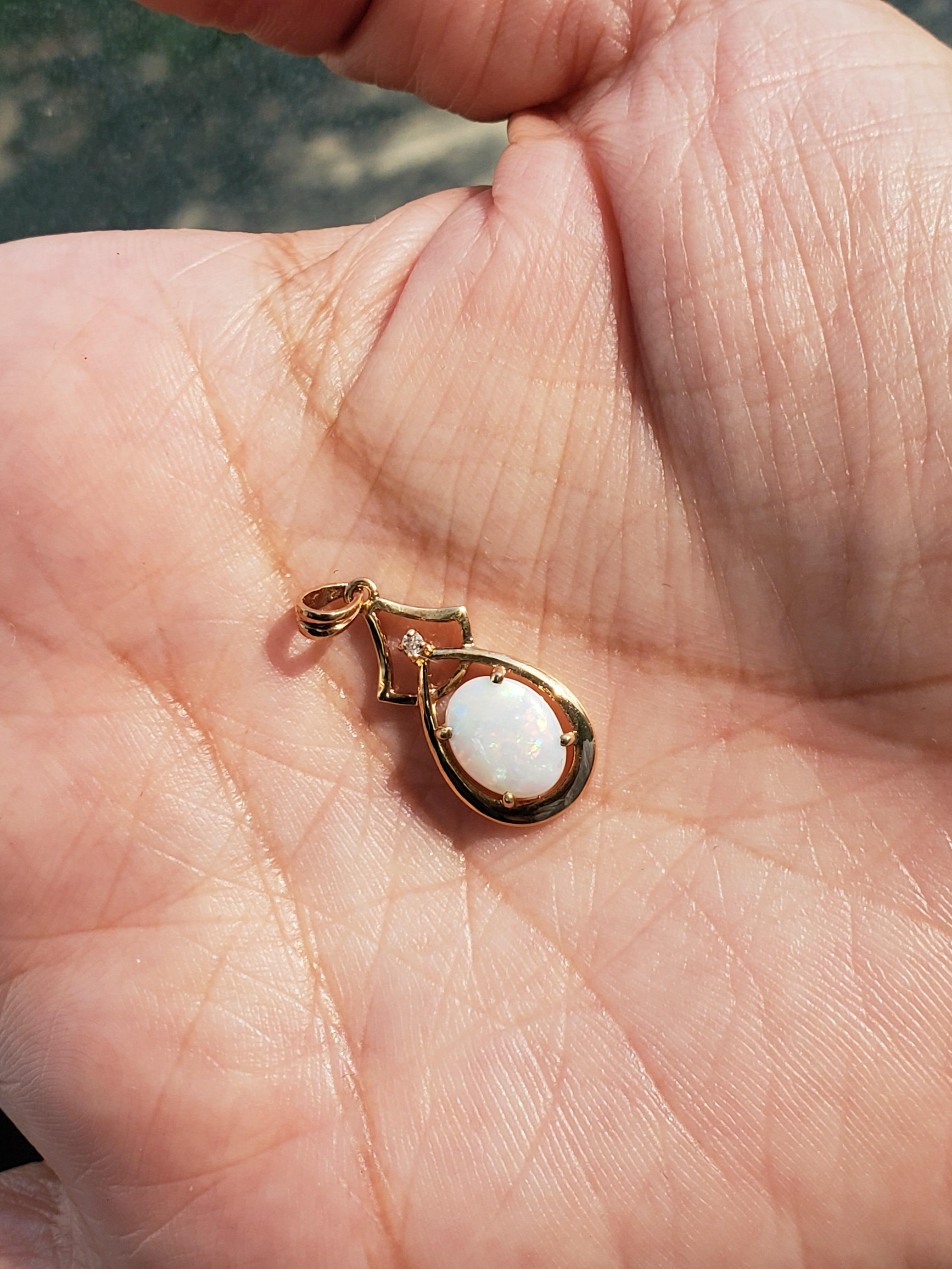 Oval Opal Necklace with Diamond Accent 14k Yellow Gold In New Condition For Sale In Sugar Land, TX