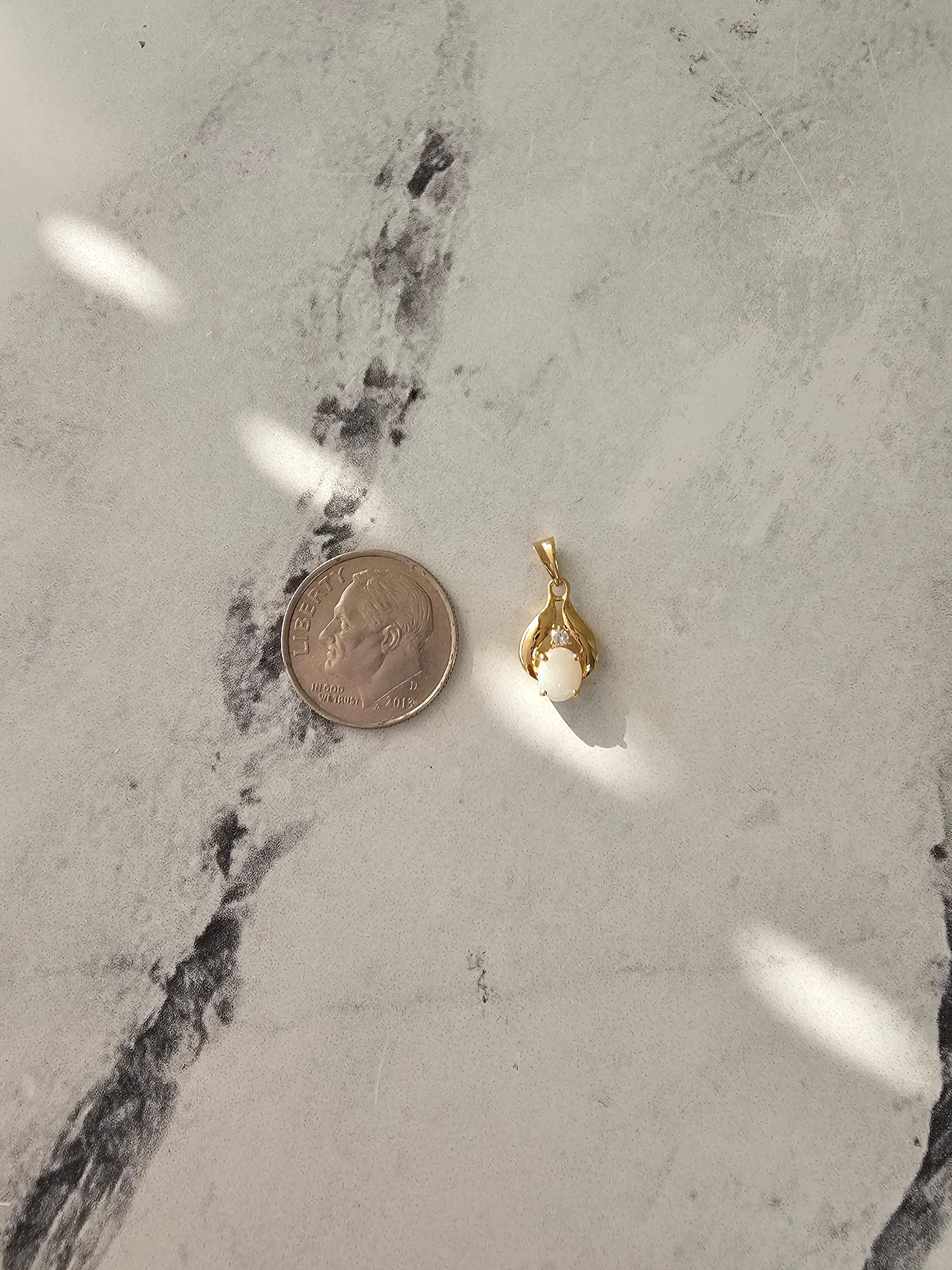 Taille ovale Collier d'opales ovales avec accents de diamants en or jaune 14 carats en vente
