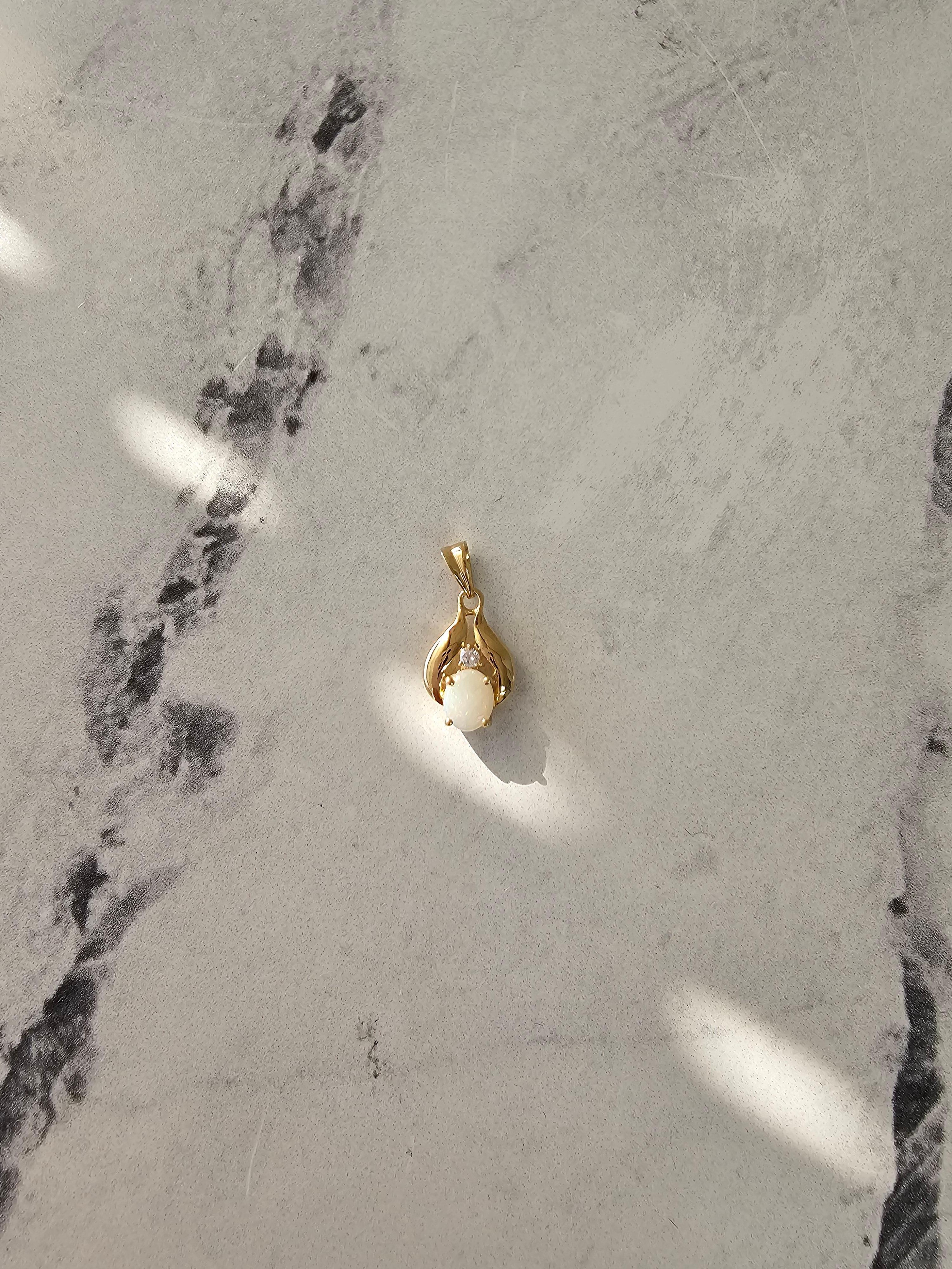 Collier d'opales ovales avec accents de diamants en or jaune 14 carats Neuf - En vente à Sugar Land, TX
