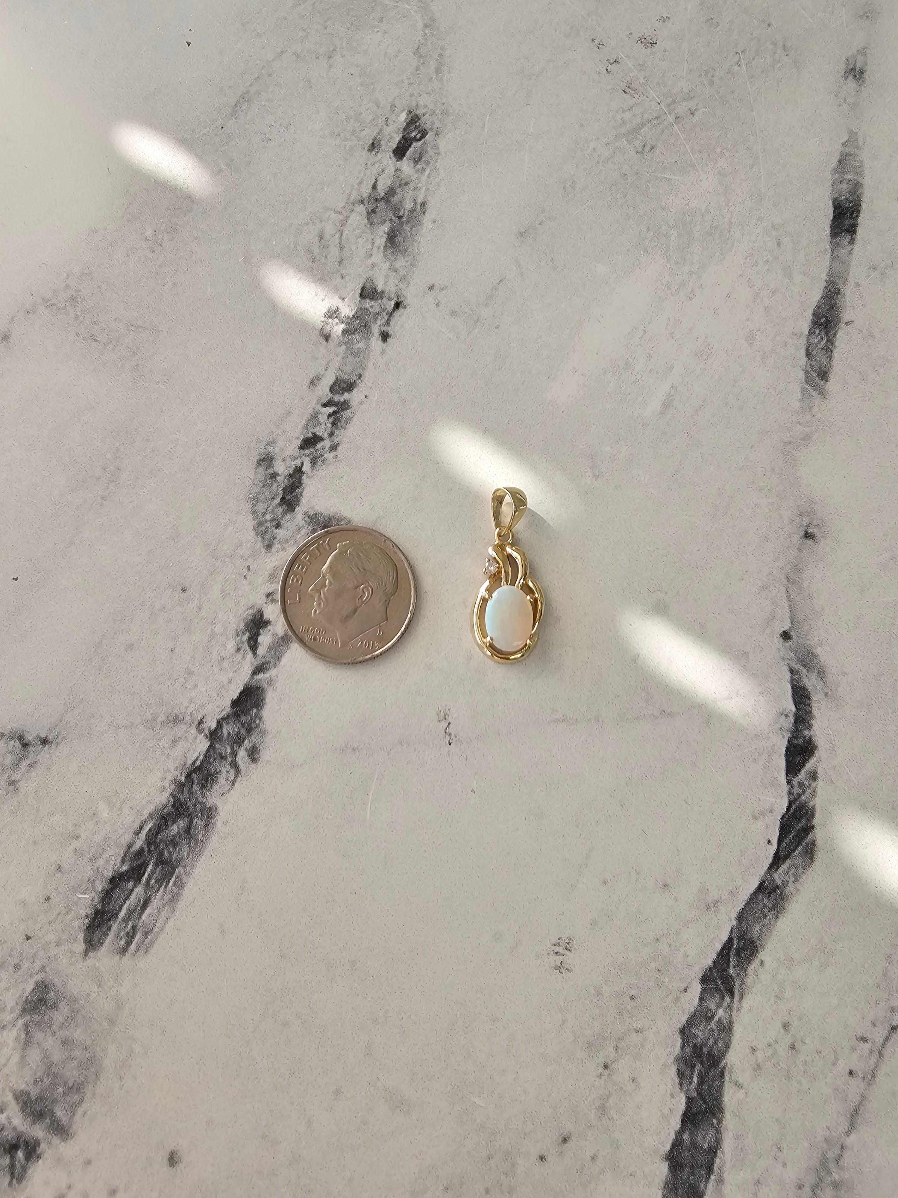 Taglio ovale Collana Opale Ovale con Accenti in Oro e Diamanti in vendita