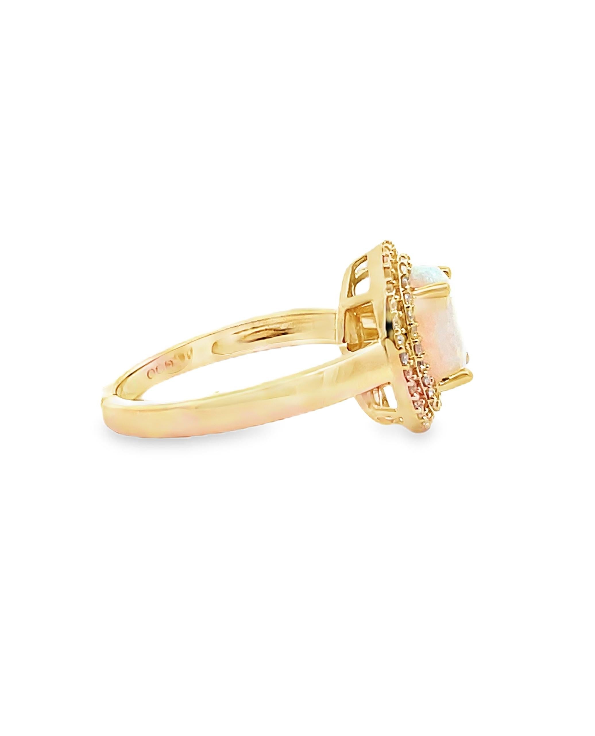 Oval Opal Ring in 14K Yellow Gold with Double Halo Diamond (Gemischter Schliff) im Angebot