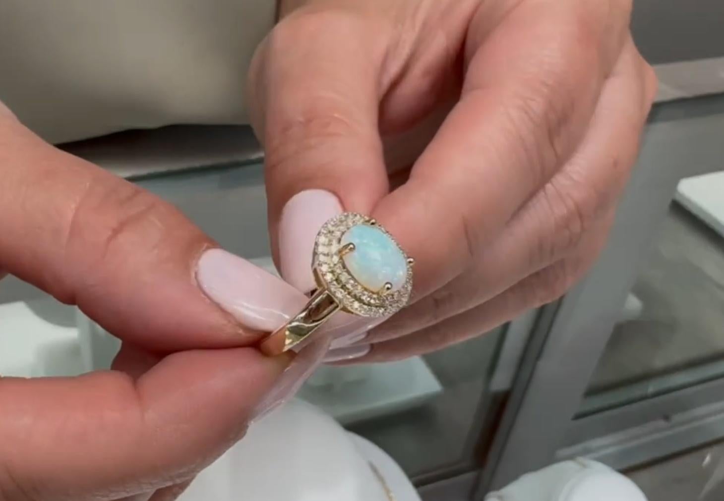 Oval Opal Ring in 14K Yellow Gold with Double Halo Diamond Damen im Angebot