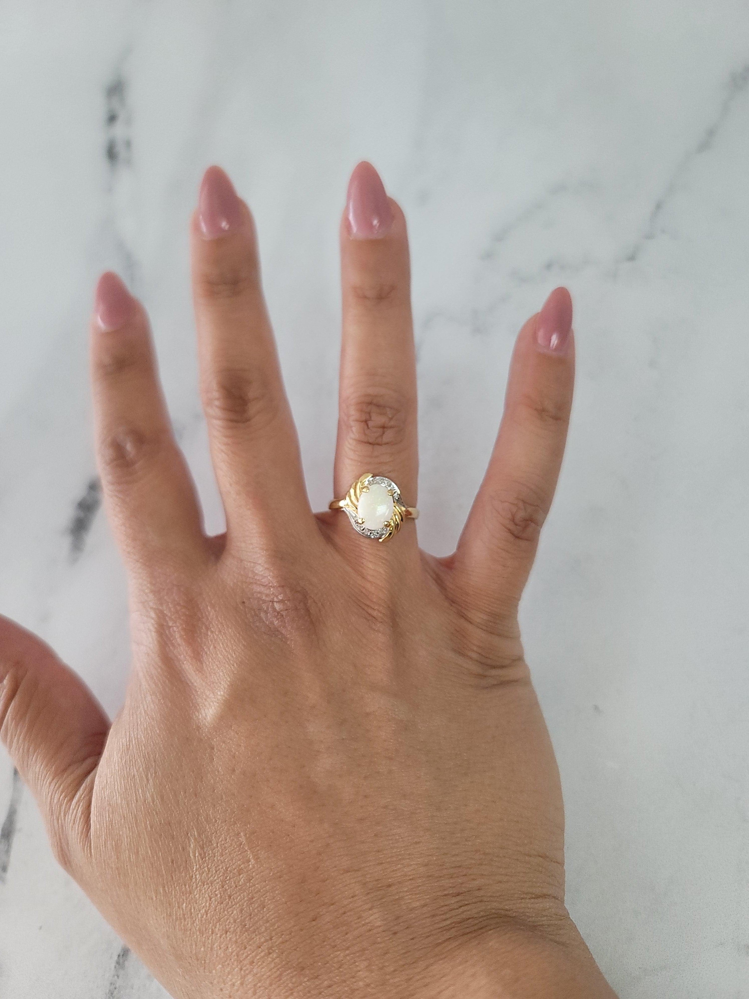 ♥ Riepilogo del prodotto ♥

Pietra: Opale australiano e diamante
Taglio della pietra: Ovale e rotonda
Materiale della fascia: Oro giallo 14k
Dimensioni: 14 mm x 12 mm
Peso: 3 grammi