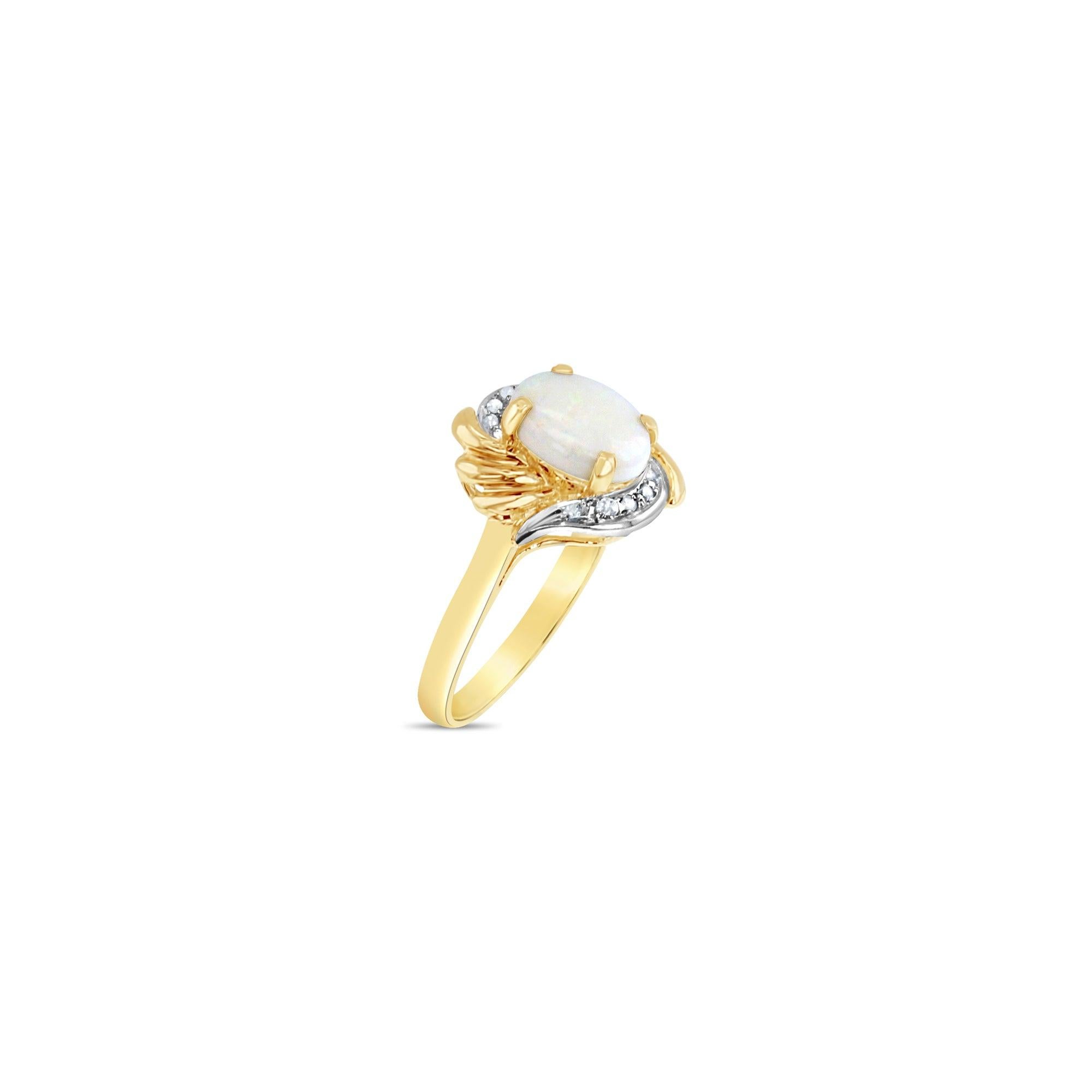 Taglio ovale Anello Opale ovale con accenti di diamanti in oro giallo 14k in vendita