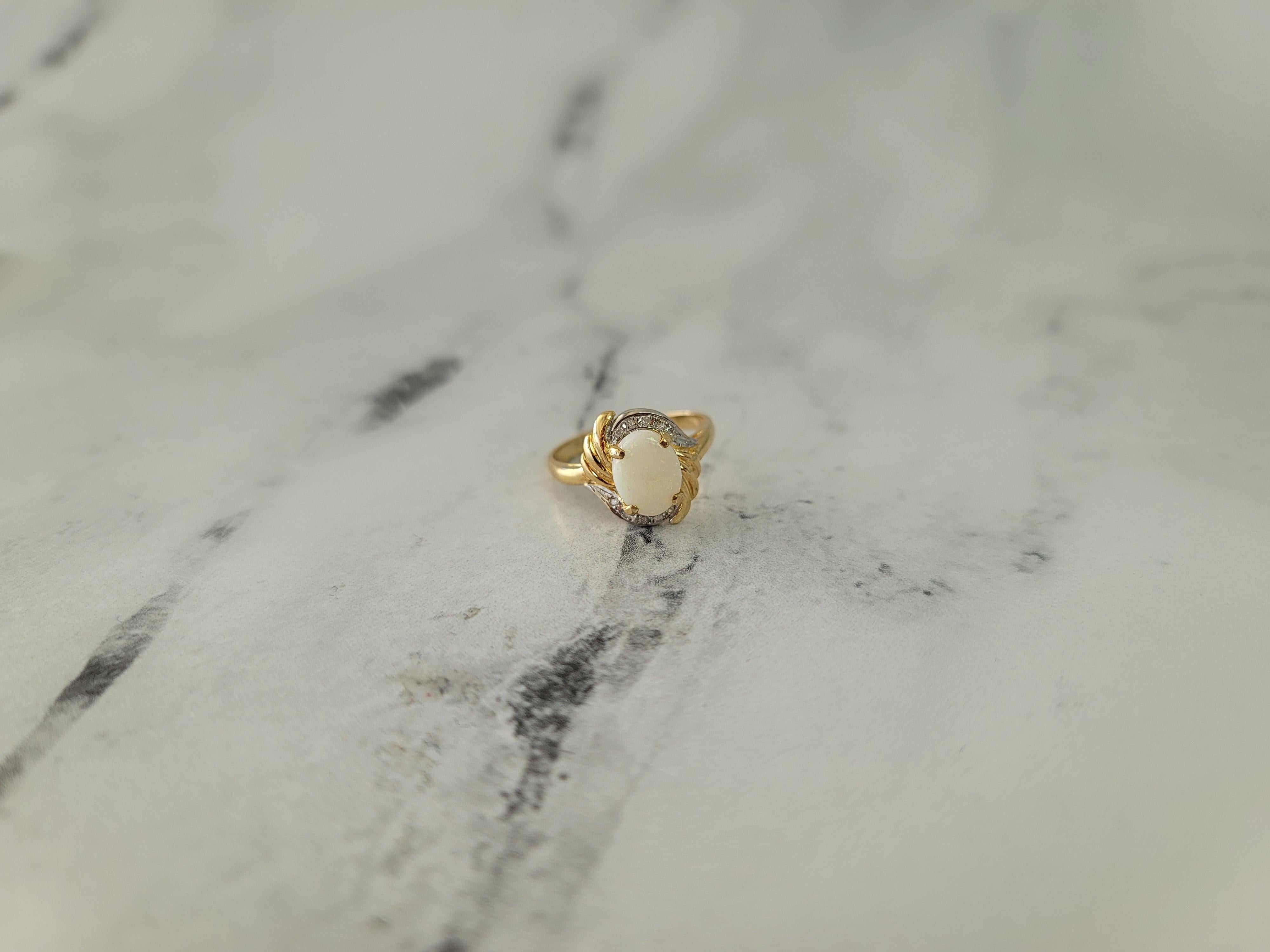 Anello Opale ovale con accenti di diamanti in oro giallo 14k In condizioni Nuovo in vendita a Sugar Land, TX
