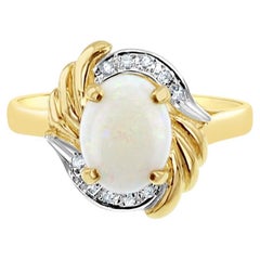 Bague en or jaune 14 carats avec opale ovale et accents de diamants