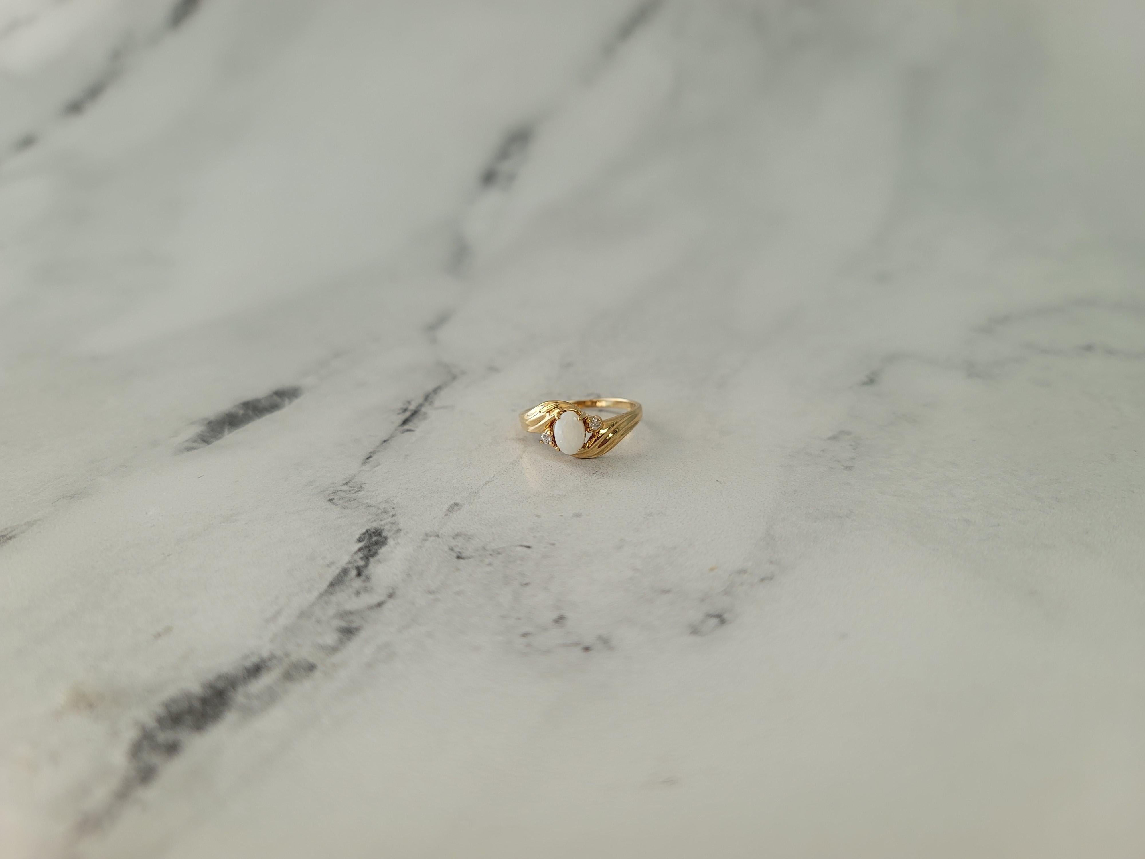 Anello Opale Ovale con Accenti di Diamante In condizioni Nuovo in vendita a Sugar Land, TX