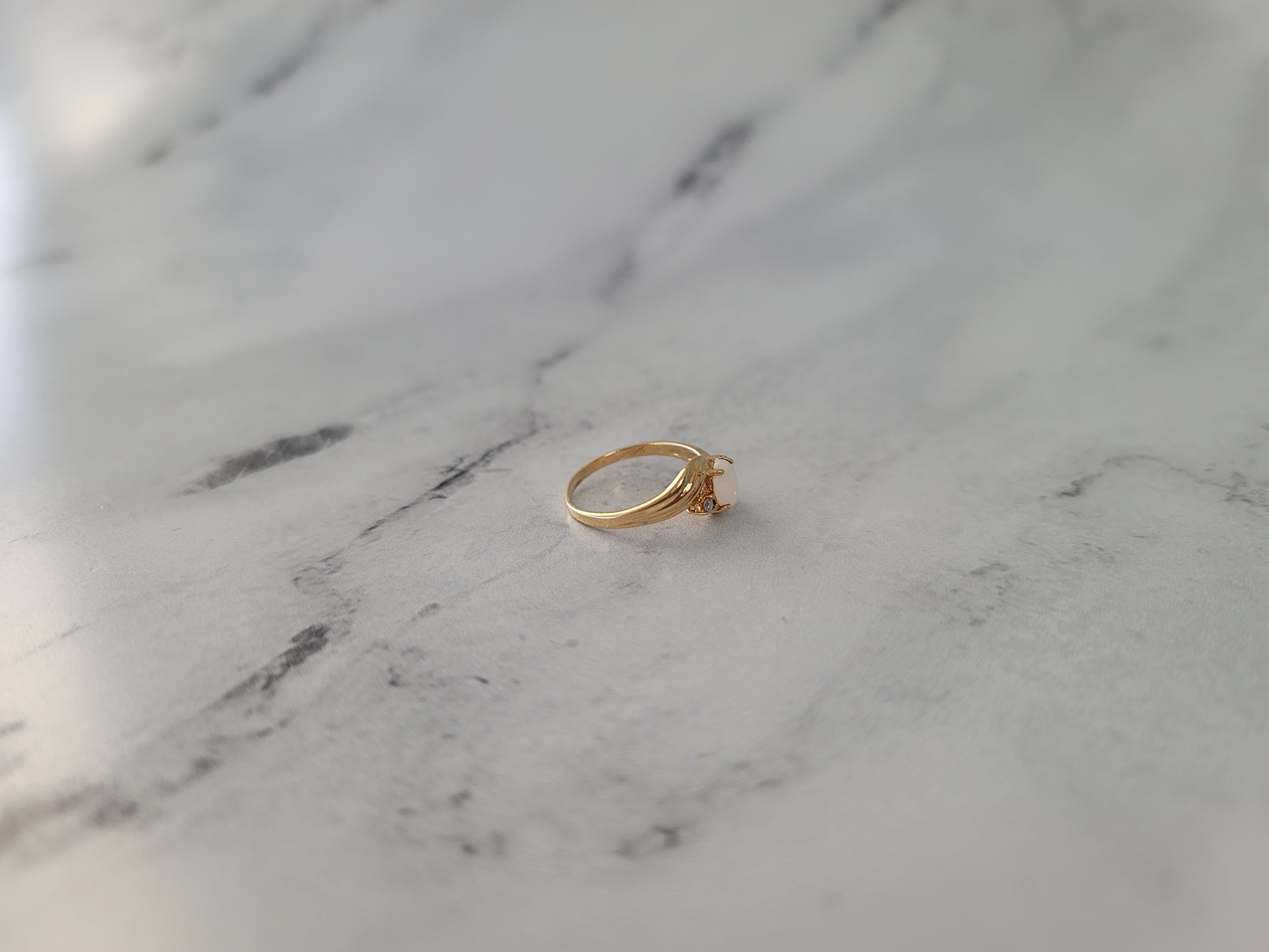 Donna Anello Opale Ovale con Accenti di Diamante in vendita
