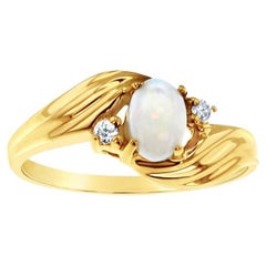 Bague en opale ovale avec accents de diamants