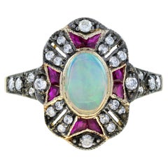 Anillo de oro amarillo con halo de ópalo ovalado, rubí y diamantes estilo Art Decó