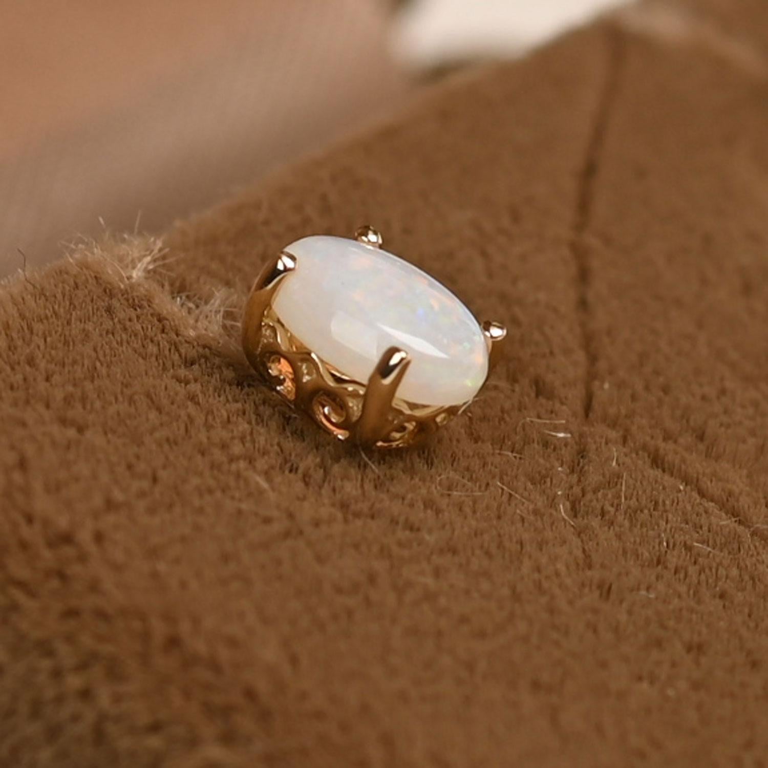 Art Déco Orecchini ovali con opale (circa 0,70 carati) in oro giallo 14 carati in vendita