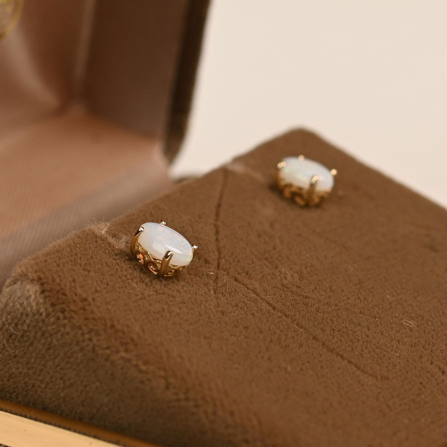 Taglio ovale Orecchini ovali con opale (circa 0,70 carati) in oro giallo 14 carati in vendita