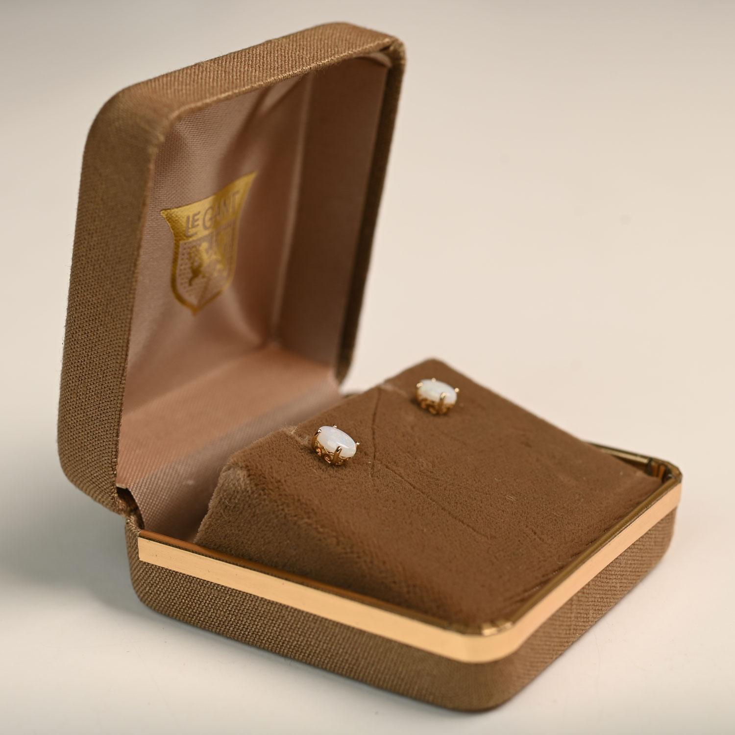 Orecchini ovali con opale (circa 0,70 carati) in oro giallo 14 carati In condizioni ottime in vendita a New York, NY