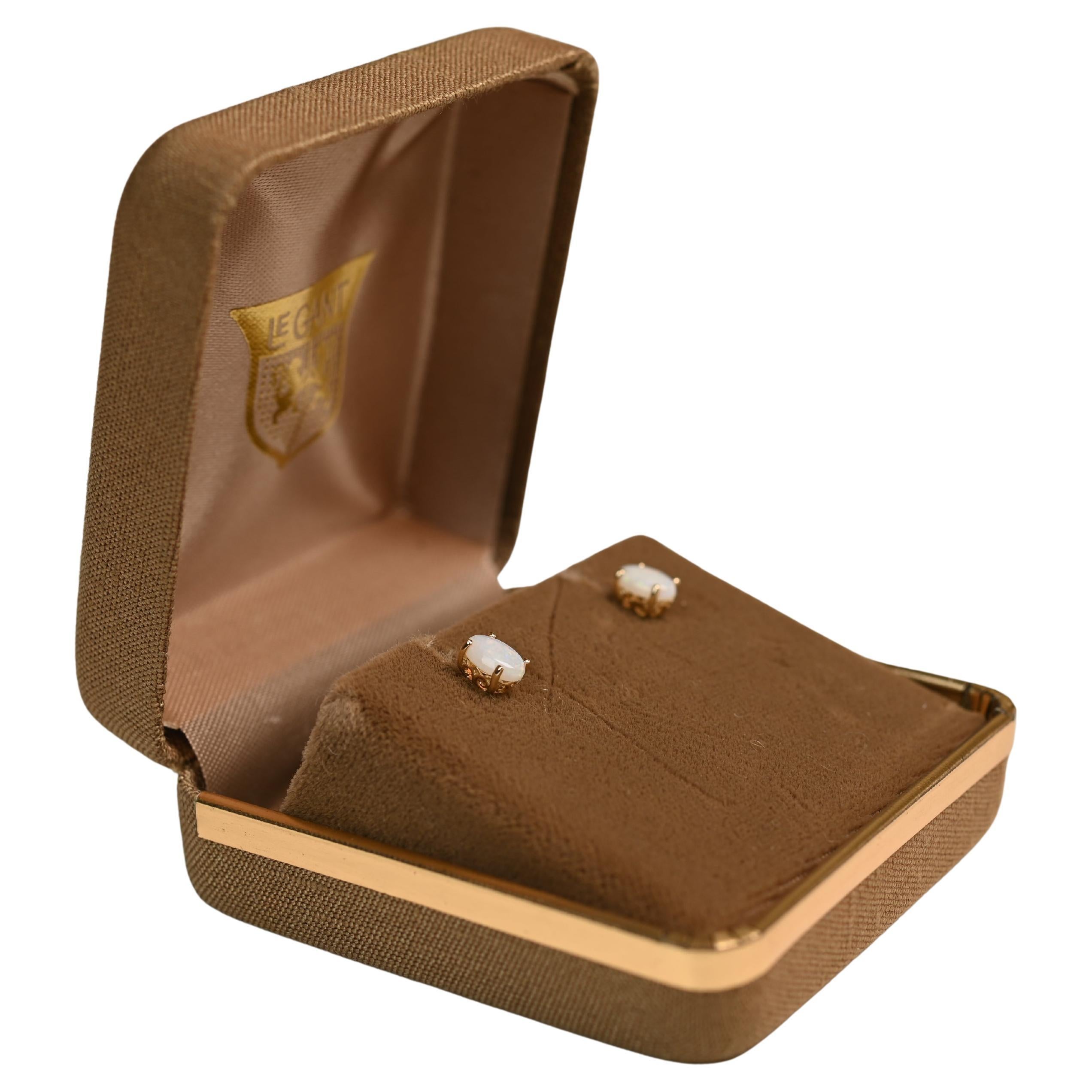 Orecchini ovali con opale (circa 0,70 carati) in oro giallo 14 carati in vendita