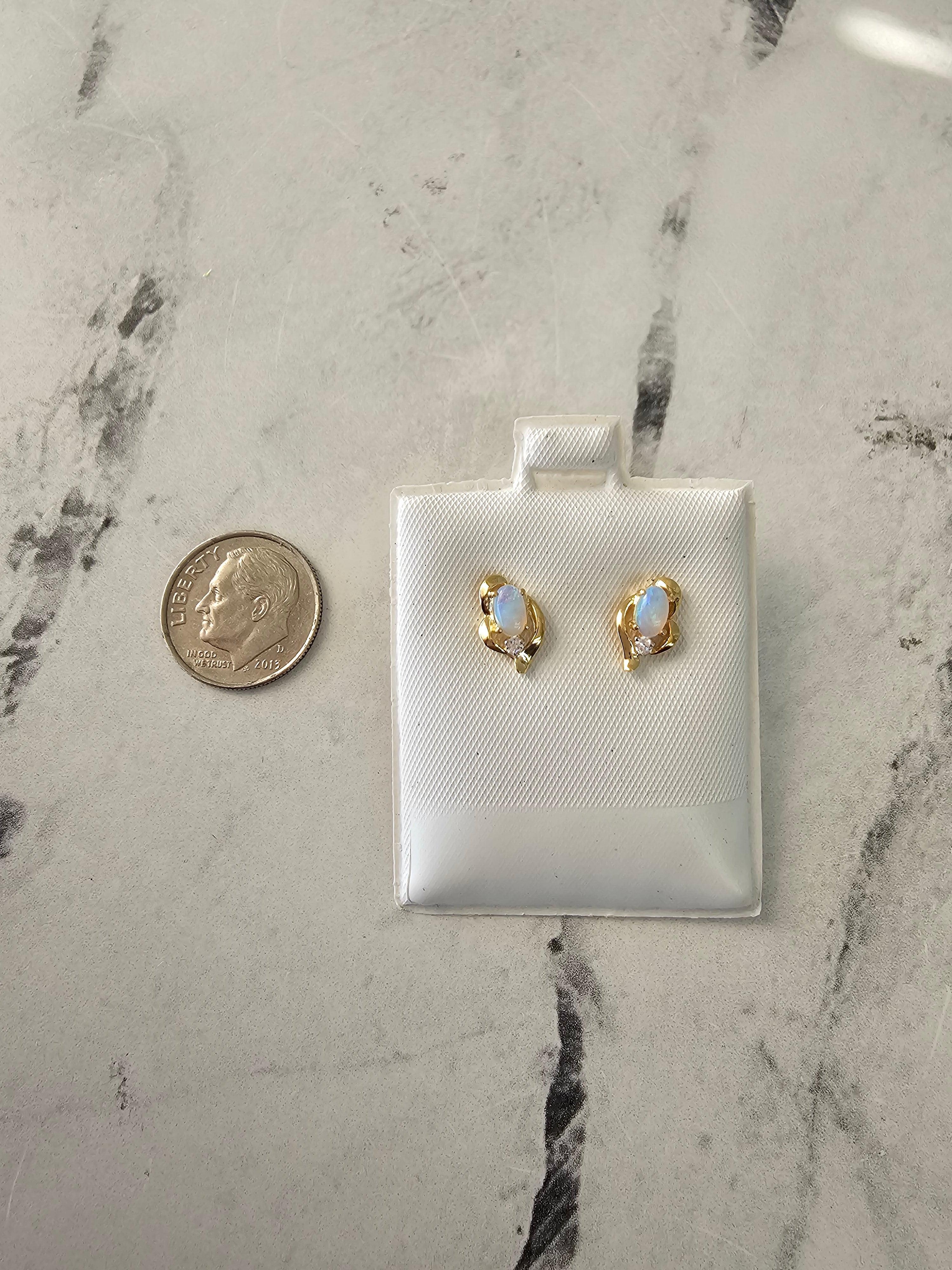 Taglio ovale Borchie ovali in opale con accenti di diamanti in vendita