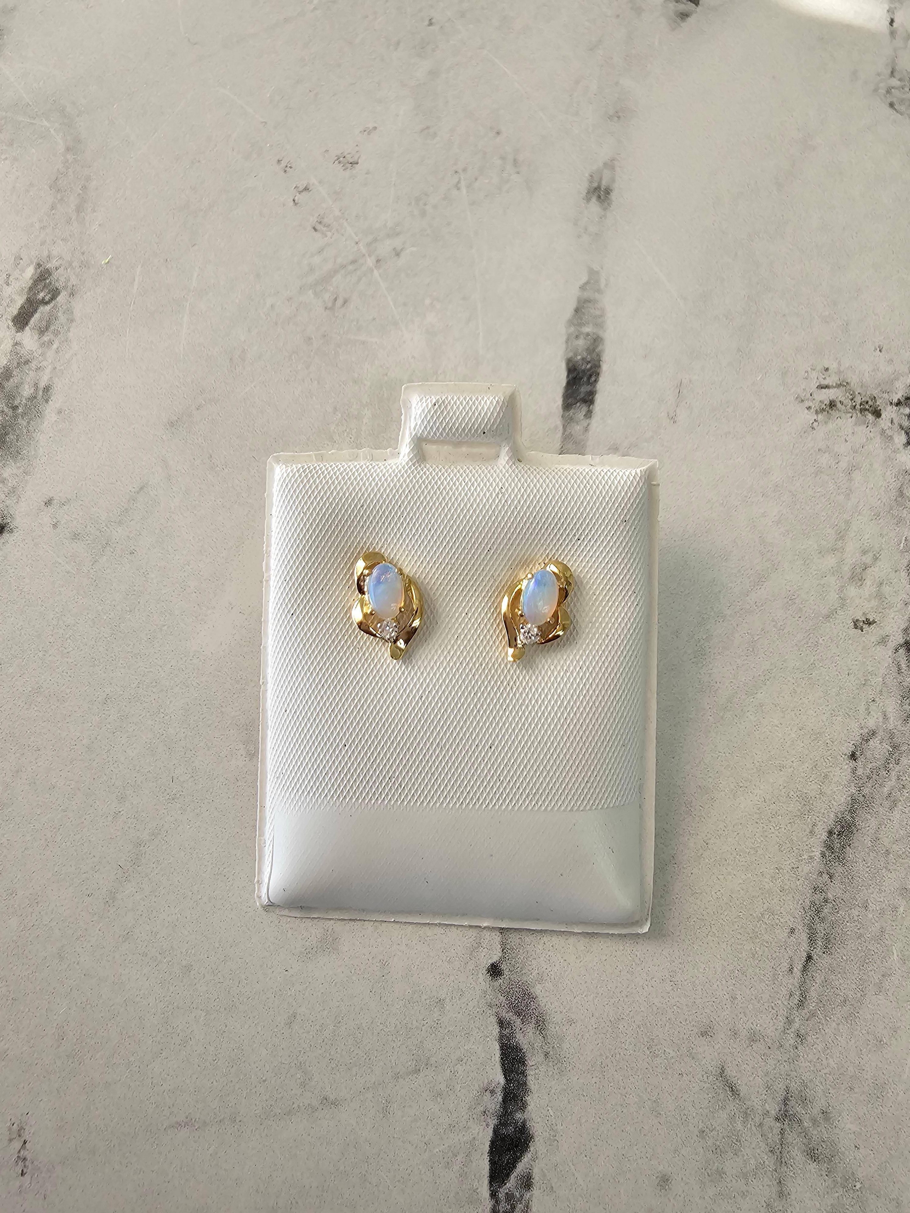 Borchie ovali in opale con accenti di diamanti In condizioni Nuovo in vendita a Sugar Land, TX