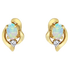Boucles d'oreilles ovales en opale avec accents en diamant