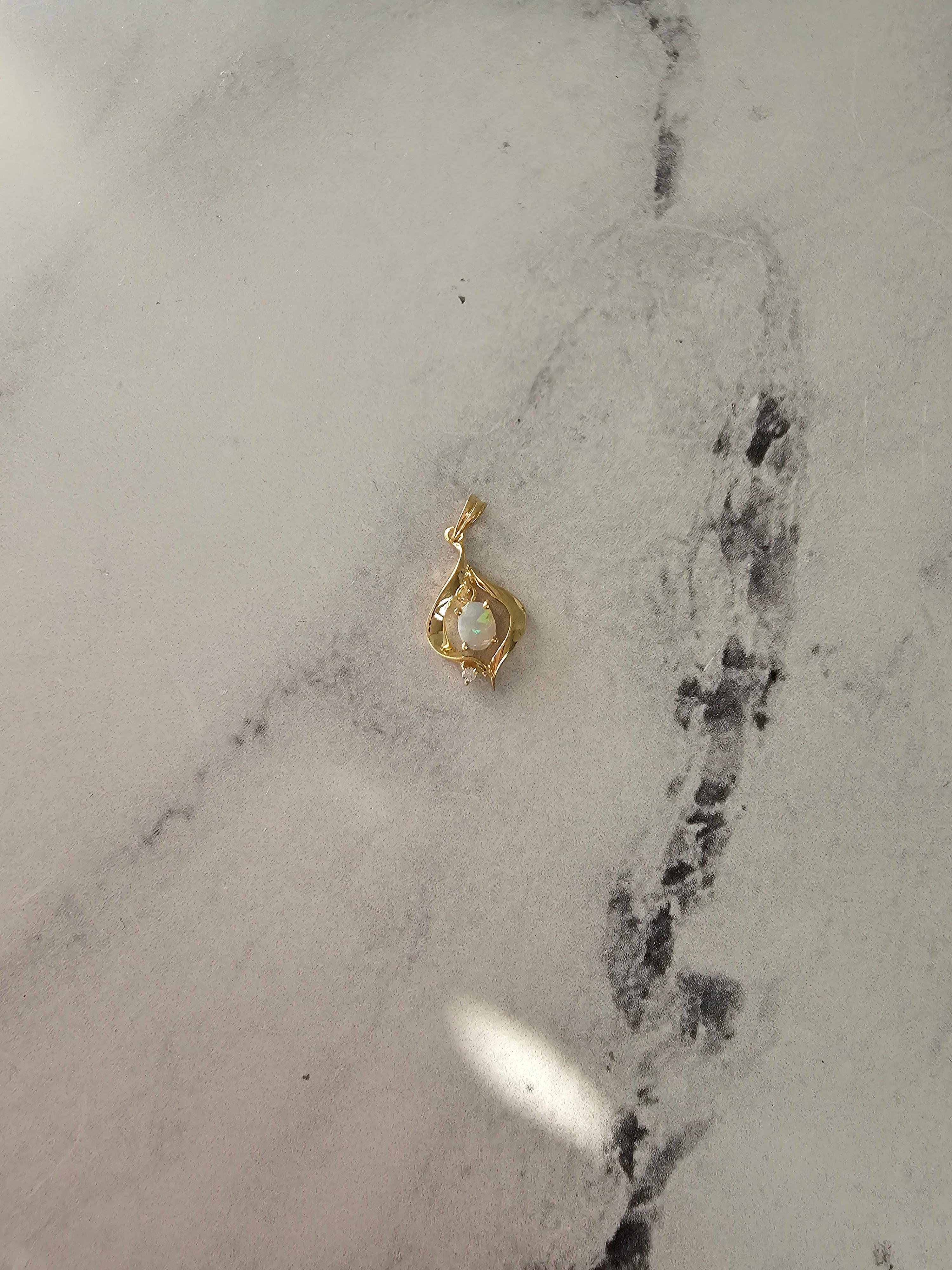 Taille ovale Collier pivotant en or jaune 14 carats avec opale ovale en vente