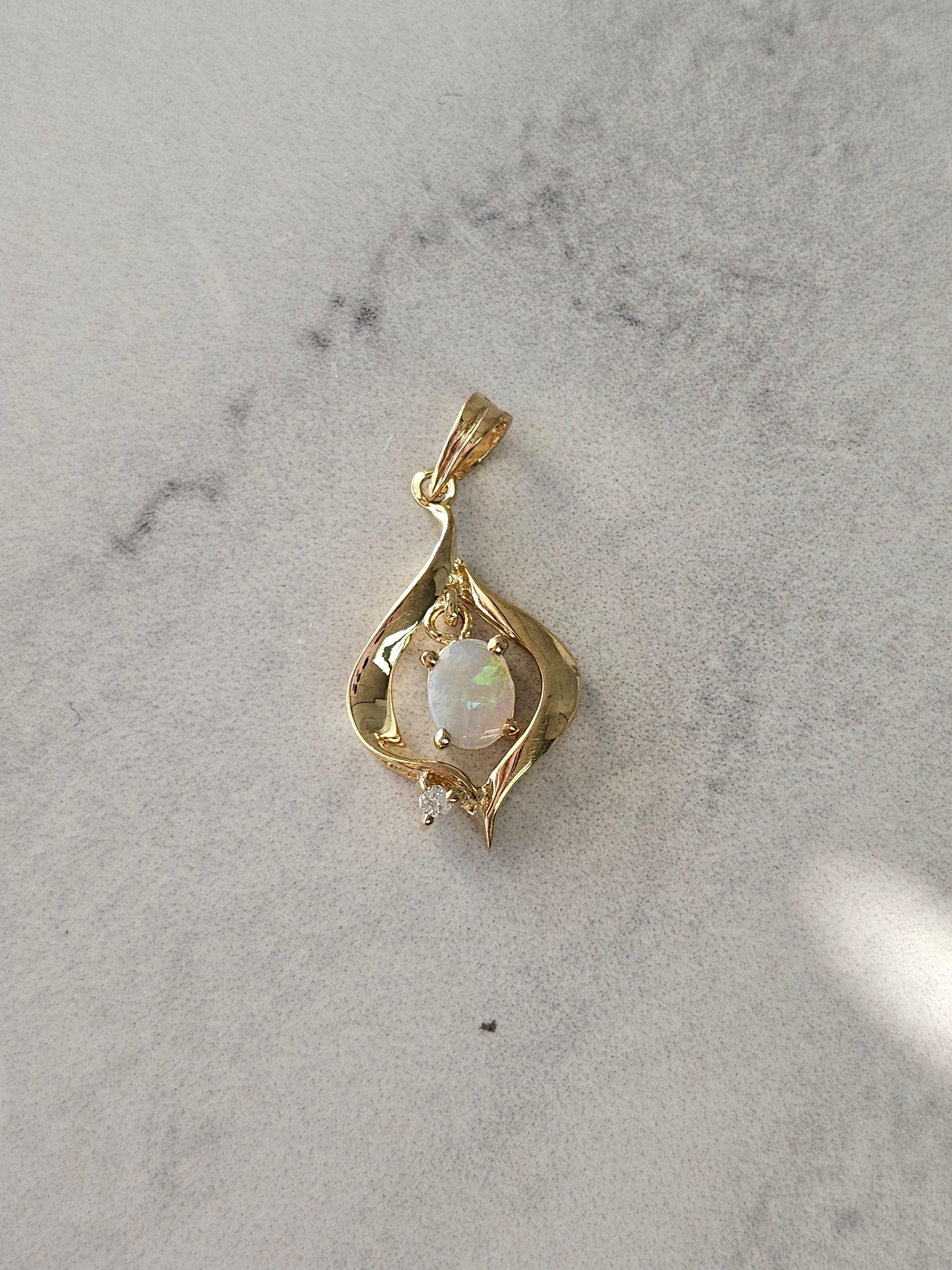 Collier pivotant en or jaune 14 carats avec opale ovale Neuf - En vente à Sugar Land, TX