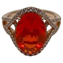 Bague classique en or rose 14 carats avec opale de feu ovale, diamants et halo