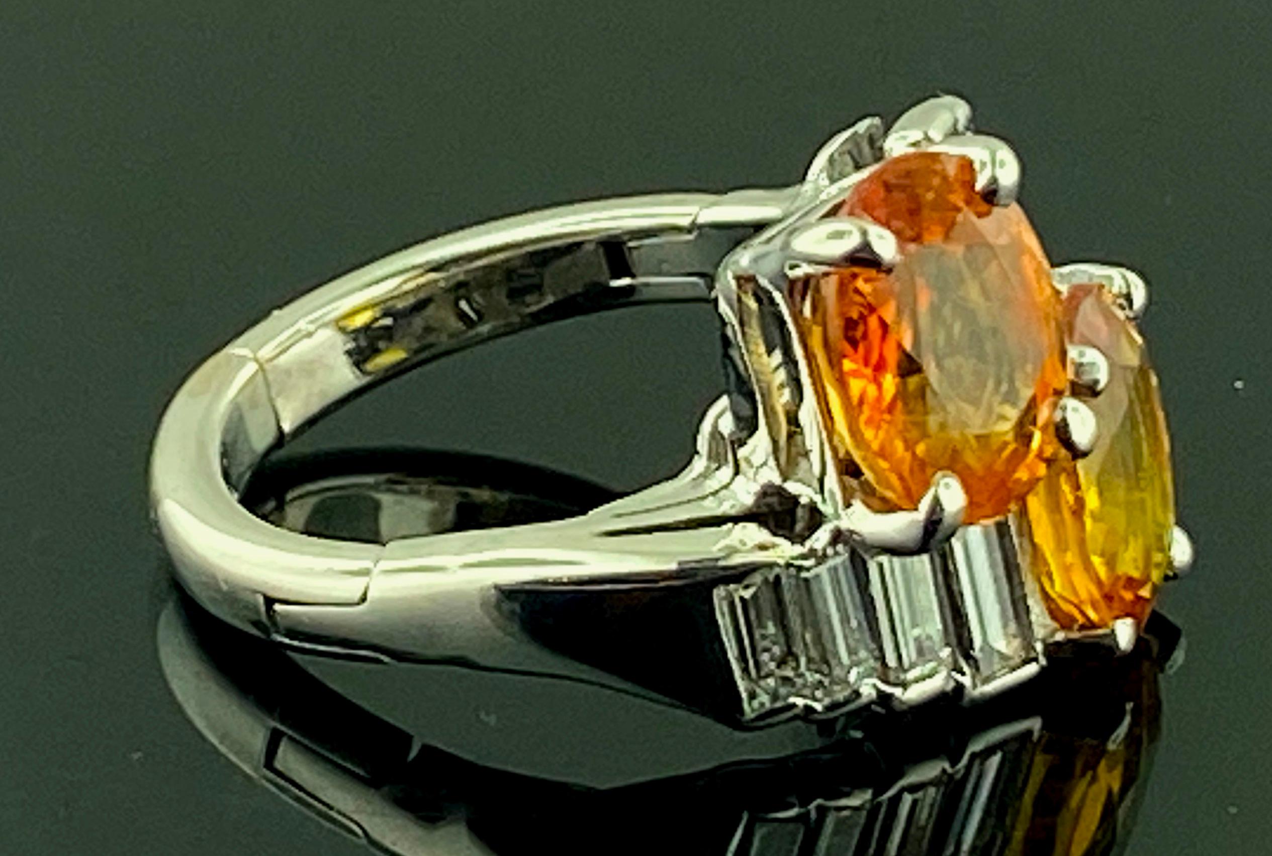 Ovaler orangefarbener Saphir und Diamant Crossover-Ring im Zustand „Hervorragend“ im Angebot in Palm Desert, CA