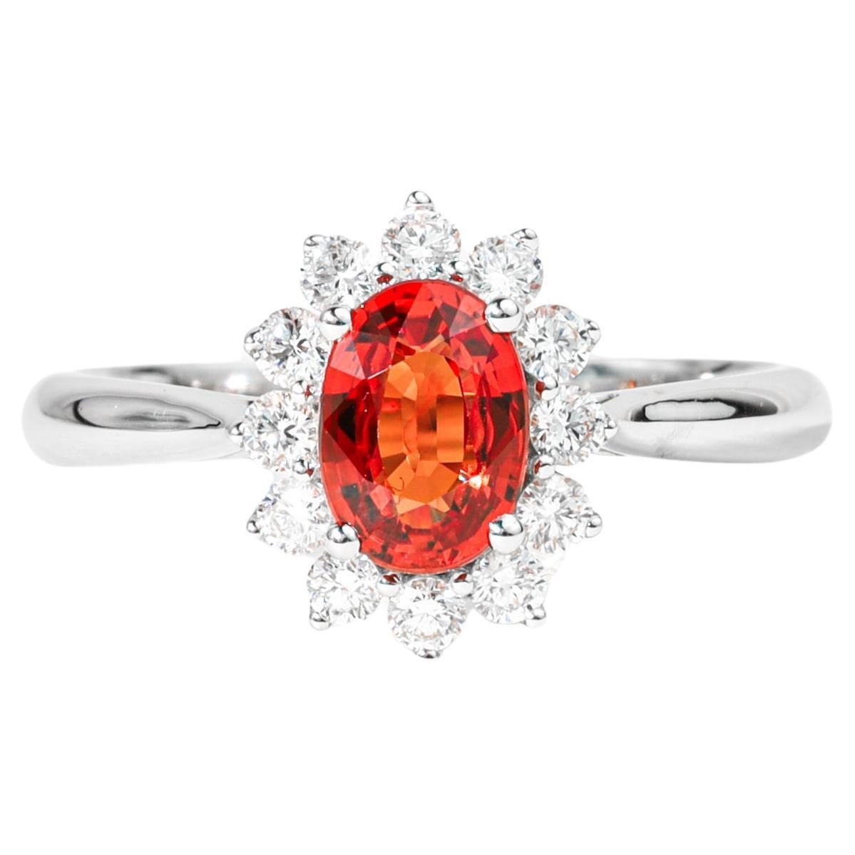 Bague de fiançailles cocktail en or blanc avec saphir orange ovale et halo de diamants en vente