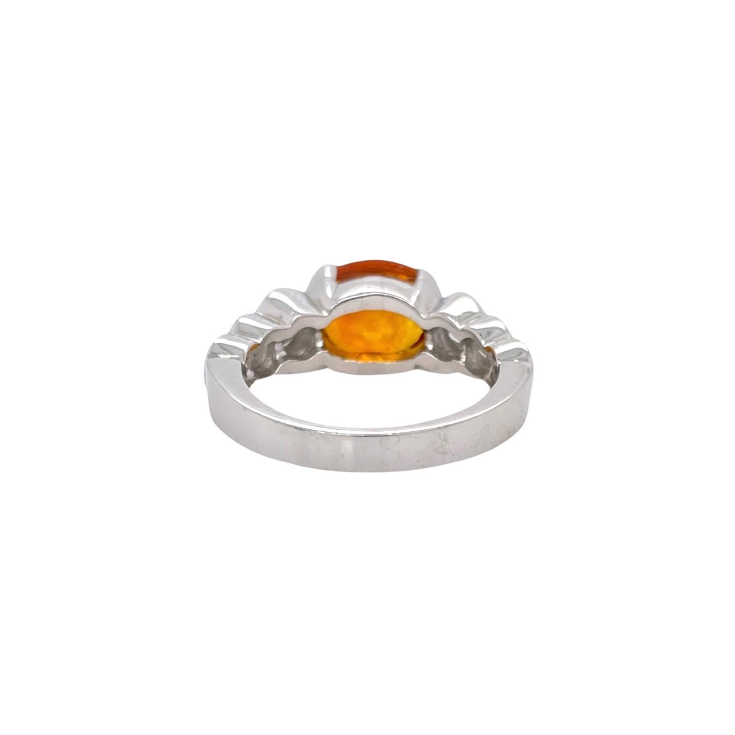 Taille ovale Bague en or blanc 18 carats avec saphir orange ovale et diamants en vente