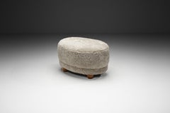 Pouf ovale in pelle di pecora, Europa, metà del XX secolo