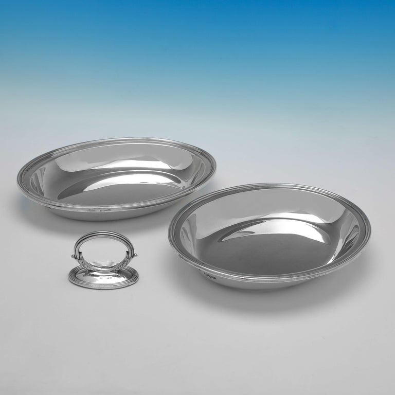 Oval Pair of Victorian Sterling Silver Serving Dishes, London 1892 For