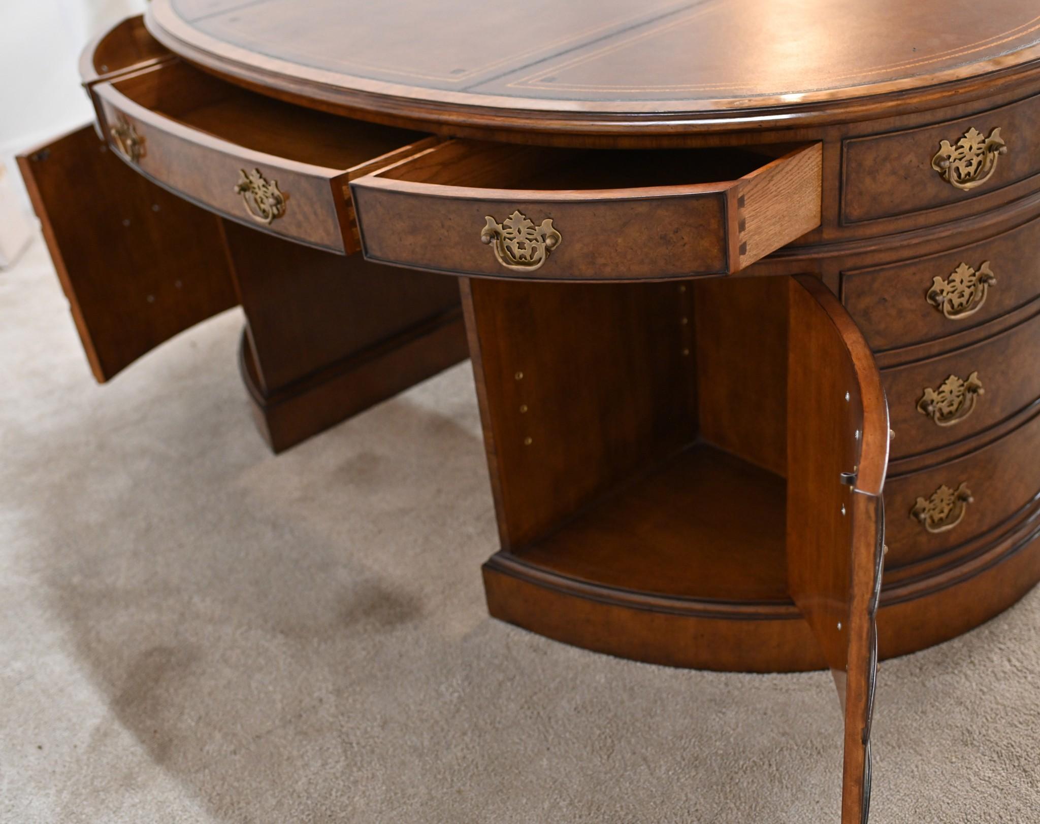 Bureau Oval Partners Victorian Walnut Office en vente 4