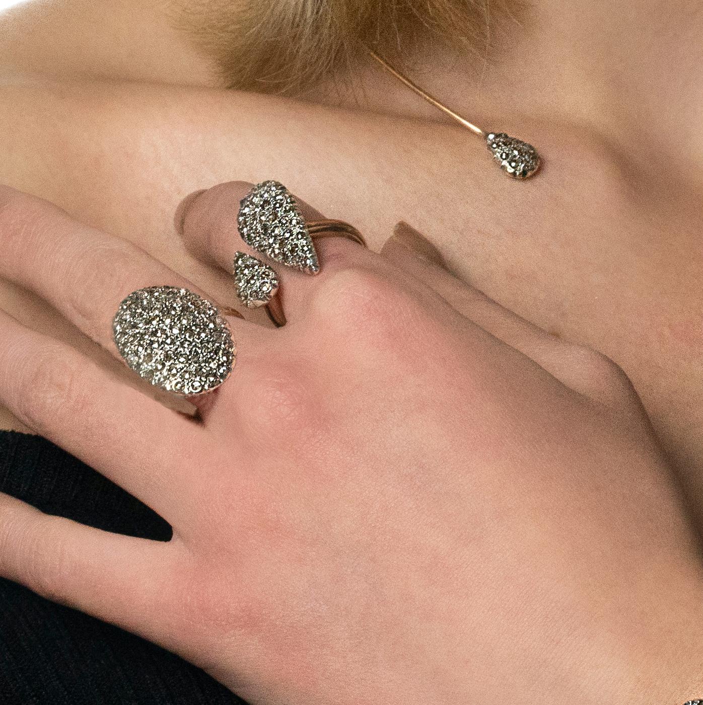 Ovaler Cesellato-Cocktailring aus 9 Karat Roségold mit Diamanten, 21. Jahrhundert Damen im Angebot