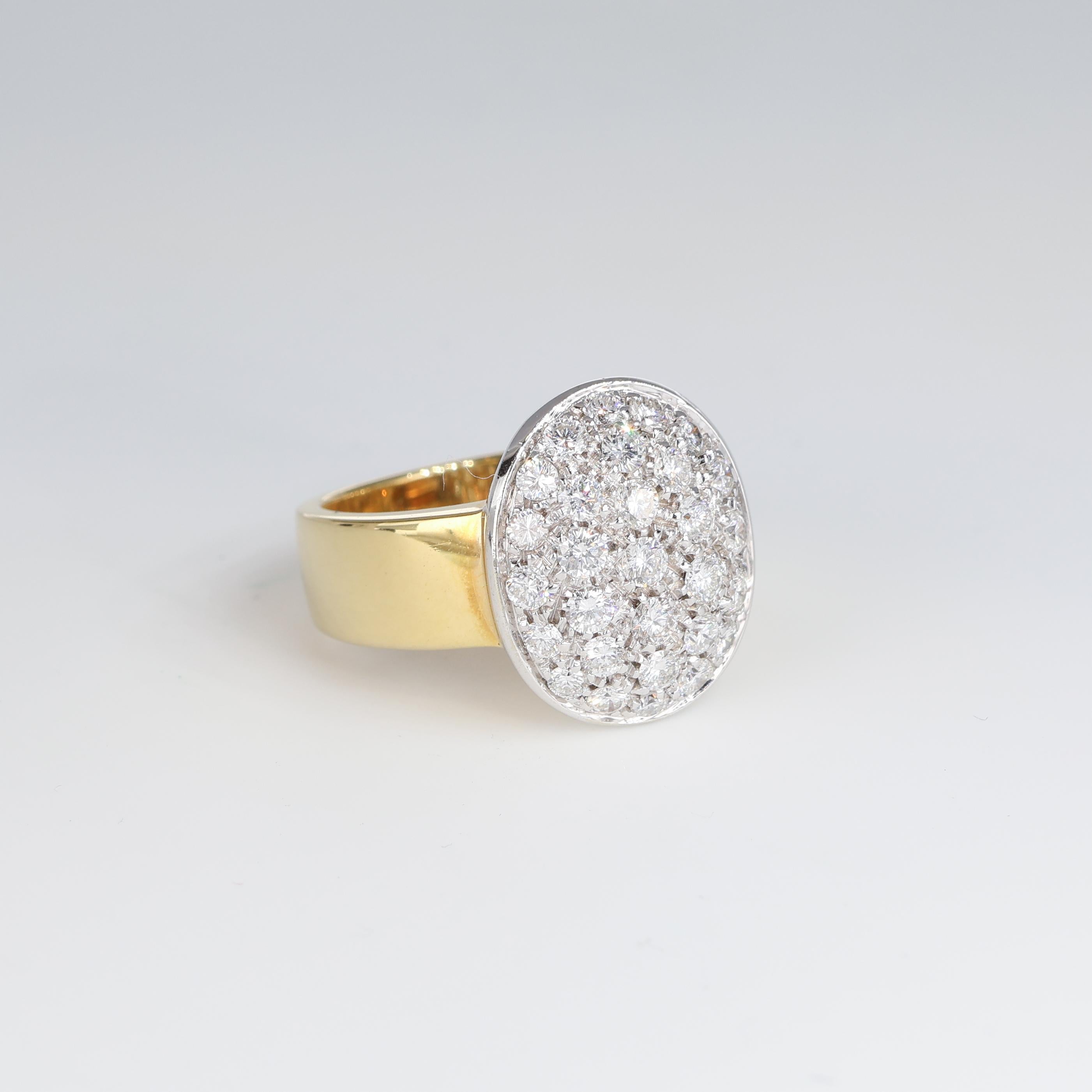 Oval Pavé White Diamond Vintage Ring, 1.15 Carats, Yellow and White Gold In New Condition For Sale In Bergamo, BG