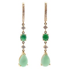 Orecchini pendenti con giadaite verde a cabochon ovale e a forma di pera, diamanti e giada, in oro giallo 18 carati
