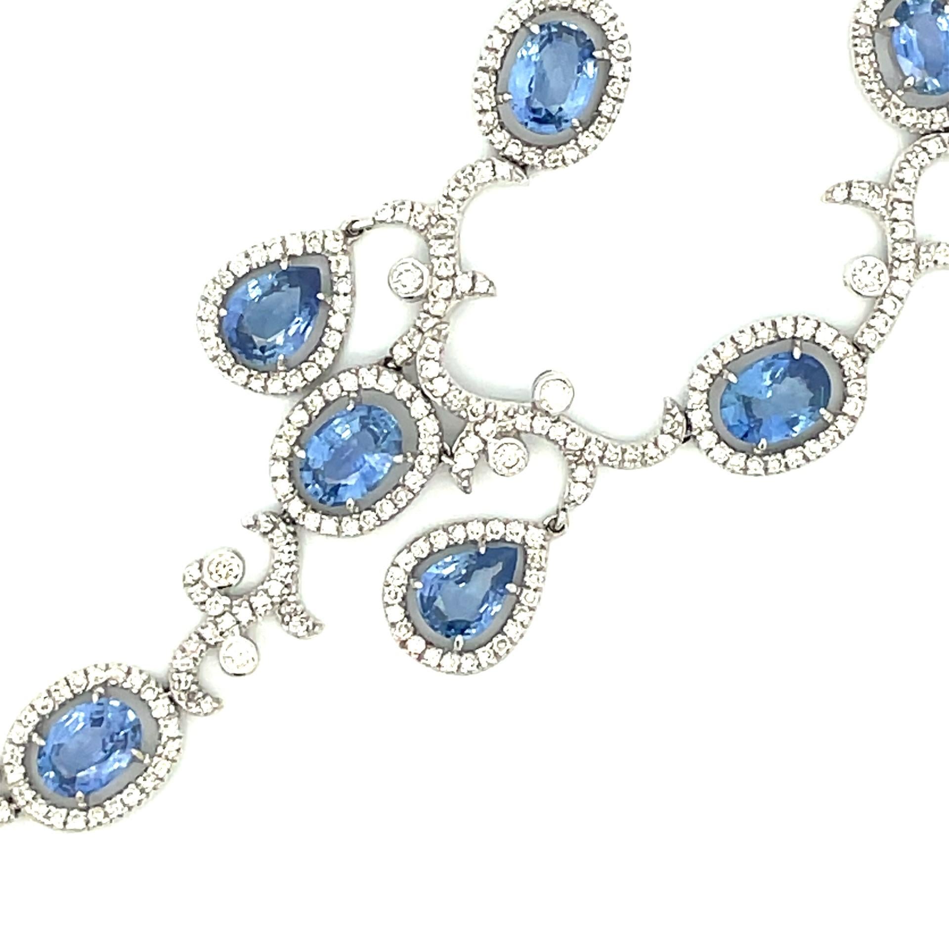 Contemporain Collier en or blanc 18 carats avec saphir bleu de forme ovale et poire et diamants   en vente