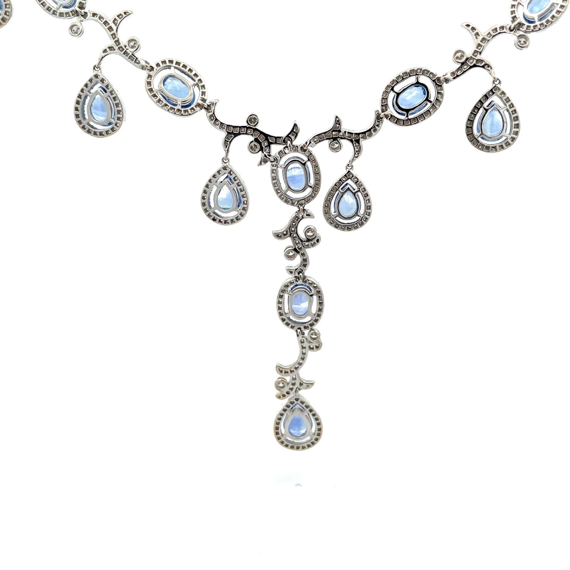 Collier en or blanc 18 carats avec saphir bleu de forme ovale et poire et diamants   Pour femmes en vente