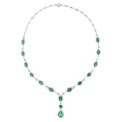 Collier d'émeraudes ovales et poires diamantées en or blanc 14 carats