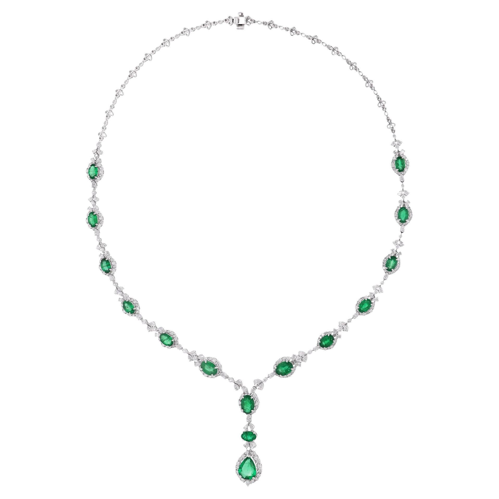 Collier d'émeraudes ovales et poires diamantées en or blanc 18 carats