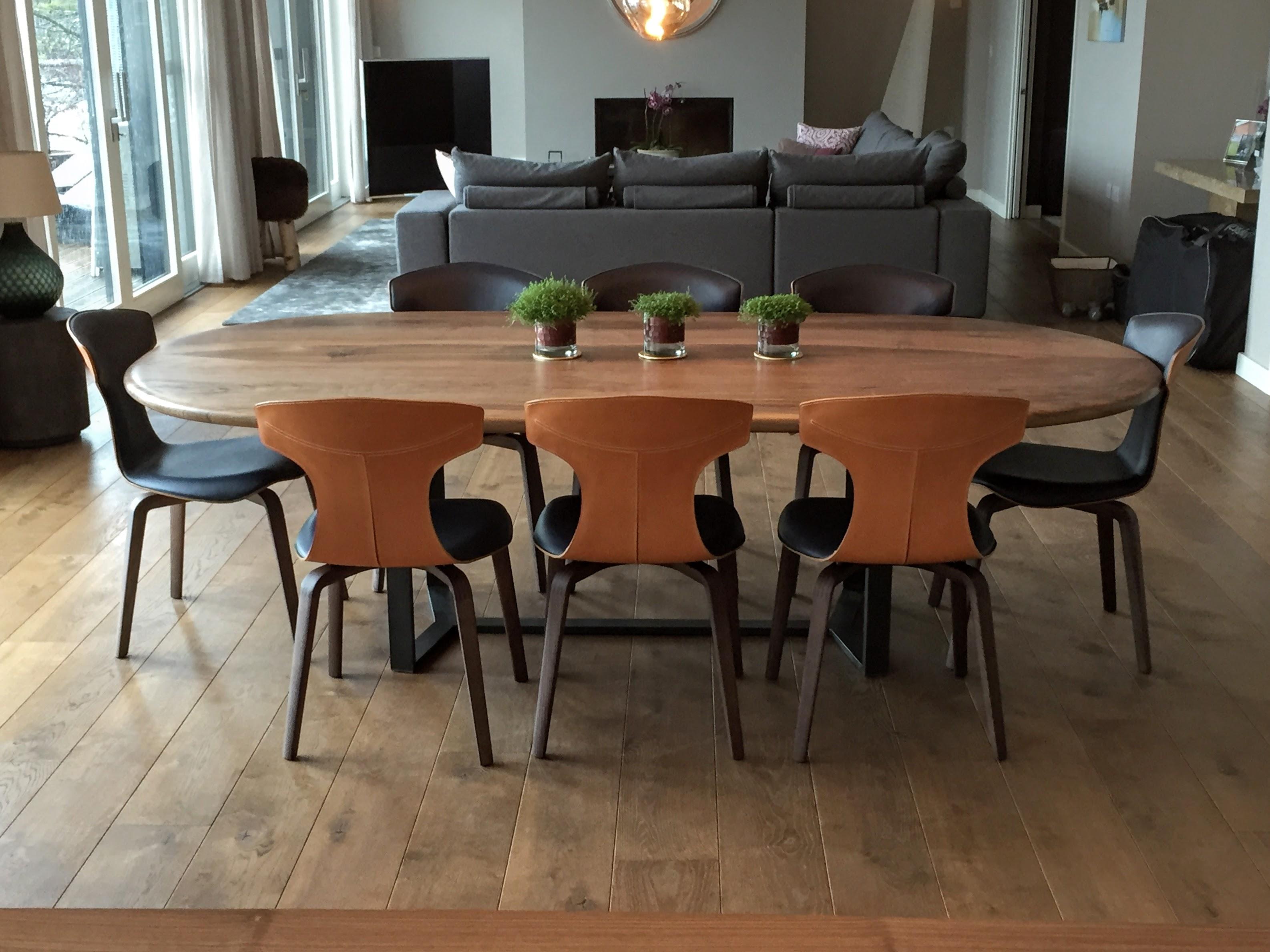 Organico moderno Ovale in Oak Oak con gambe in acciaio cerato di Jonathan Field. in vendita