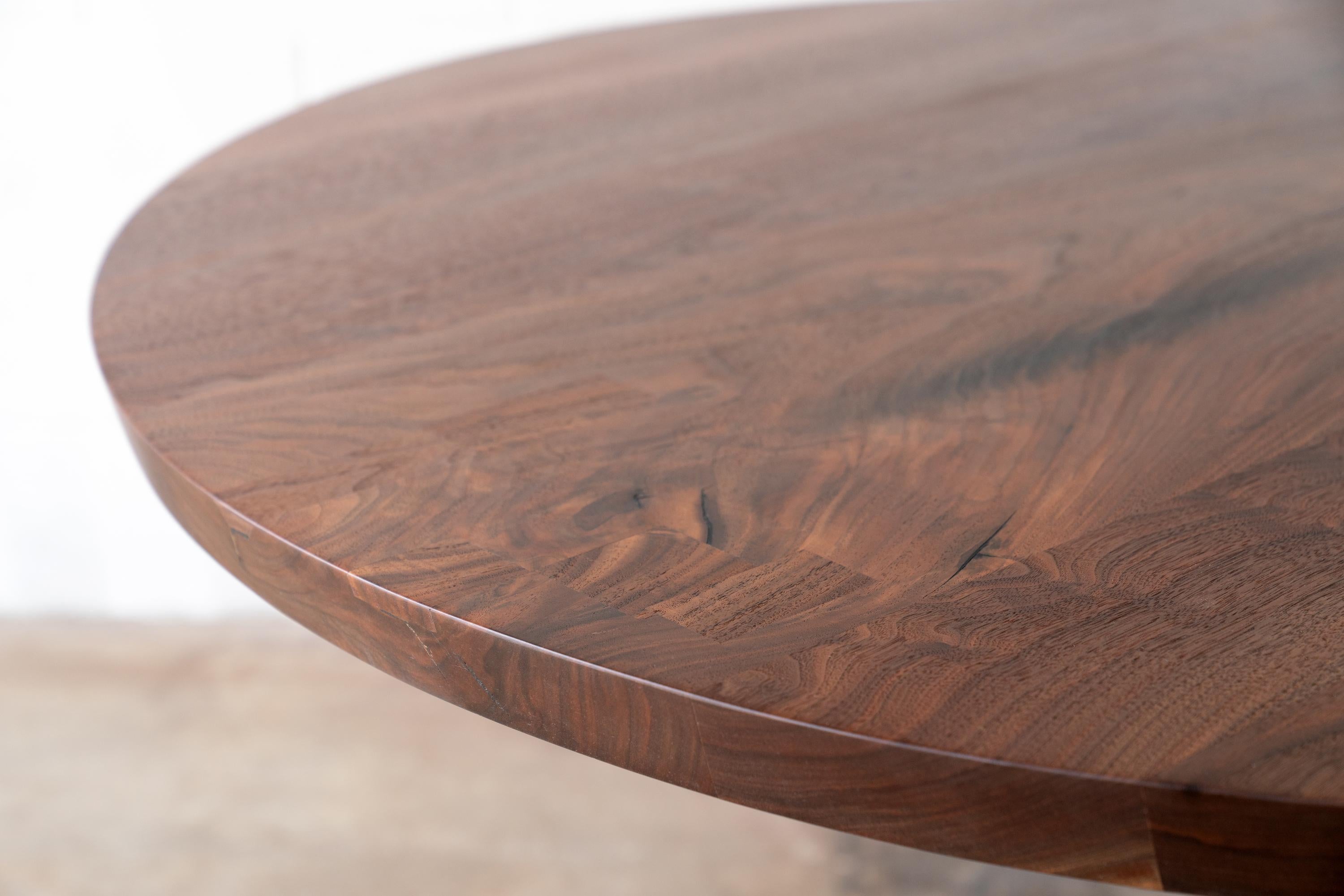 Ovaler Esstisch mit ovalem Sockel aus massivem Nussbaum, Gusseisen und Amicalola-Sockel, Alabama Sawyer (amerikanisch) im Angebot