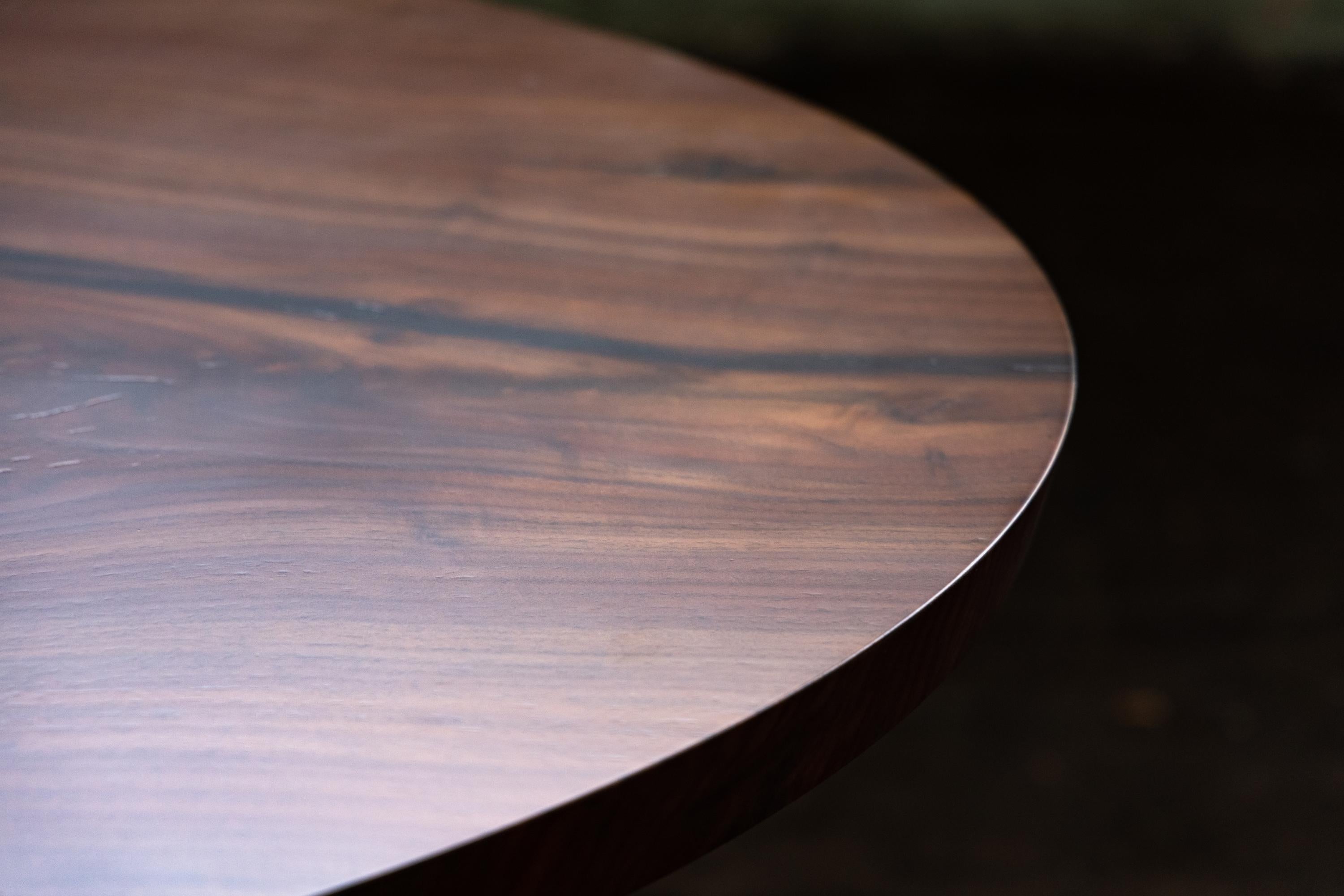 Ovaler Esstisch mit ovalem Sockel aus massivem Nussbaum, Gusseisen und Amicalola-Sockel, Alabama Sawyer (21. Jahrhundert und zeitgenössisch) im Angebot