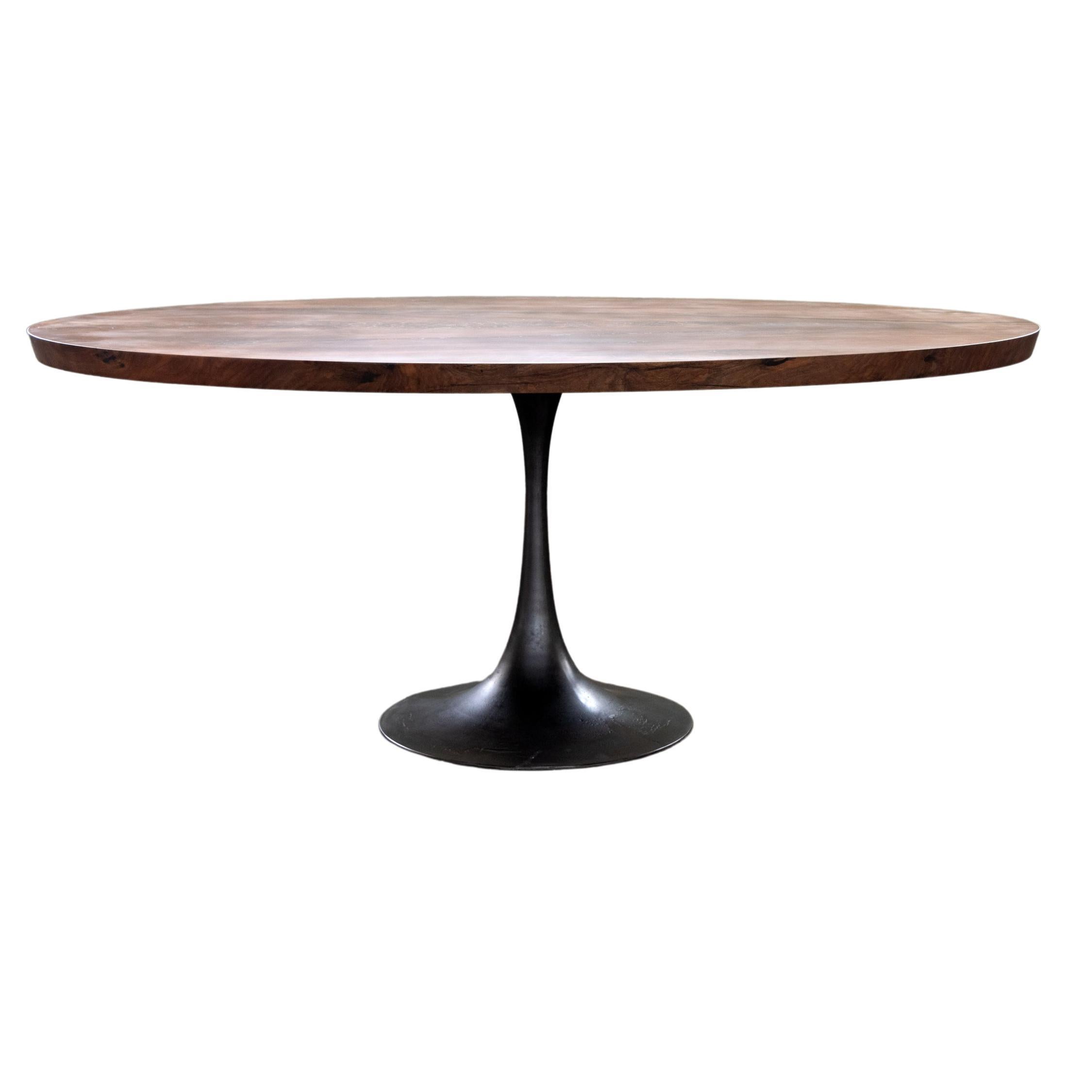 Ovaler Esstisch mit ovalem Sockel aus massivem Nussbaum, Gusseisen und Amicalola-Sockel, Alabama Sawyer im Angebot