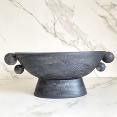 Ciotola ovale in resina con piedistallo, fumo e perla nera di Paola Valle