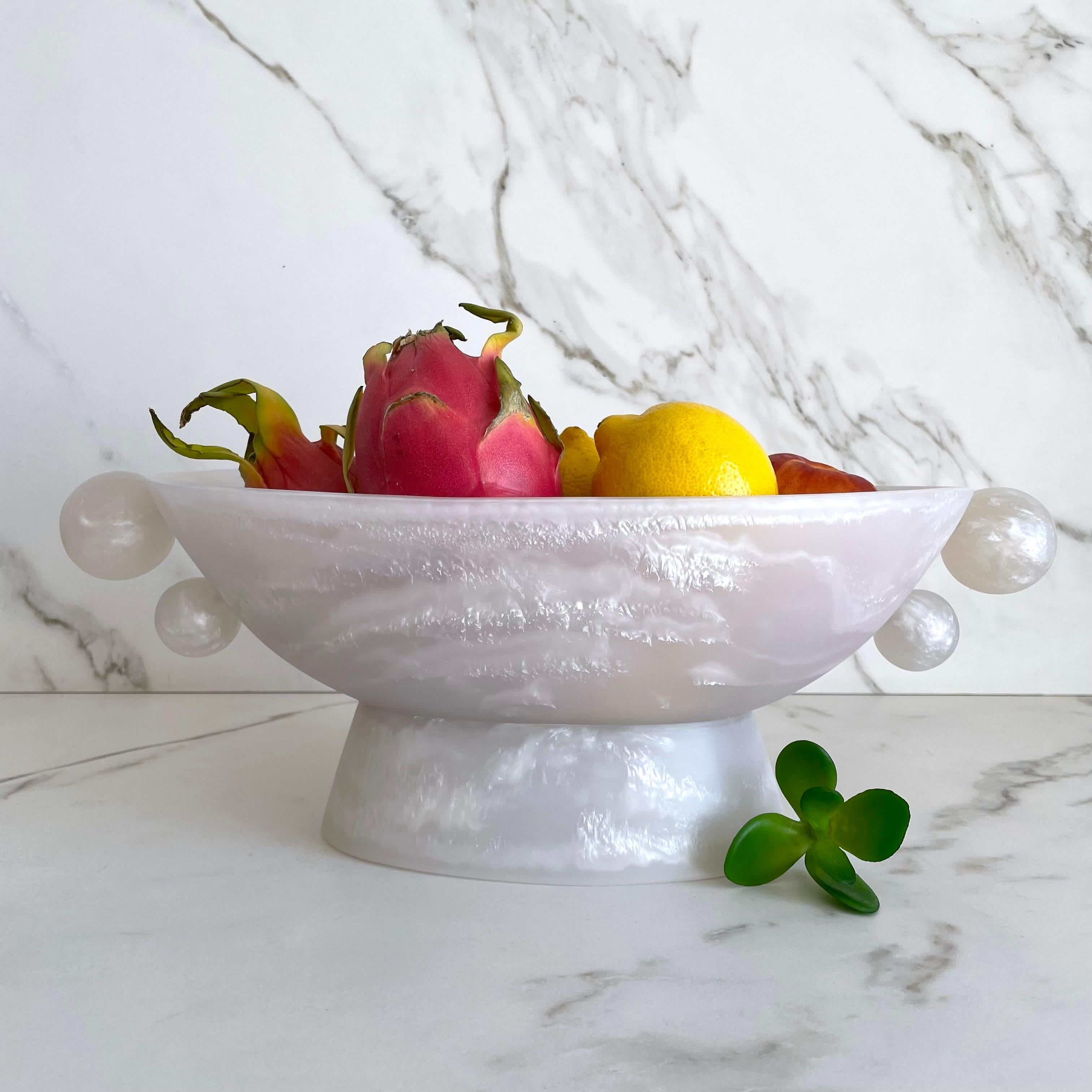 Oval Pedestal Resin Bowl, White and Pearl by Paola Valle (Moderne) im Angebot