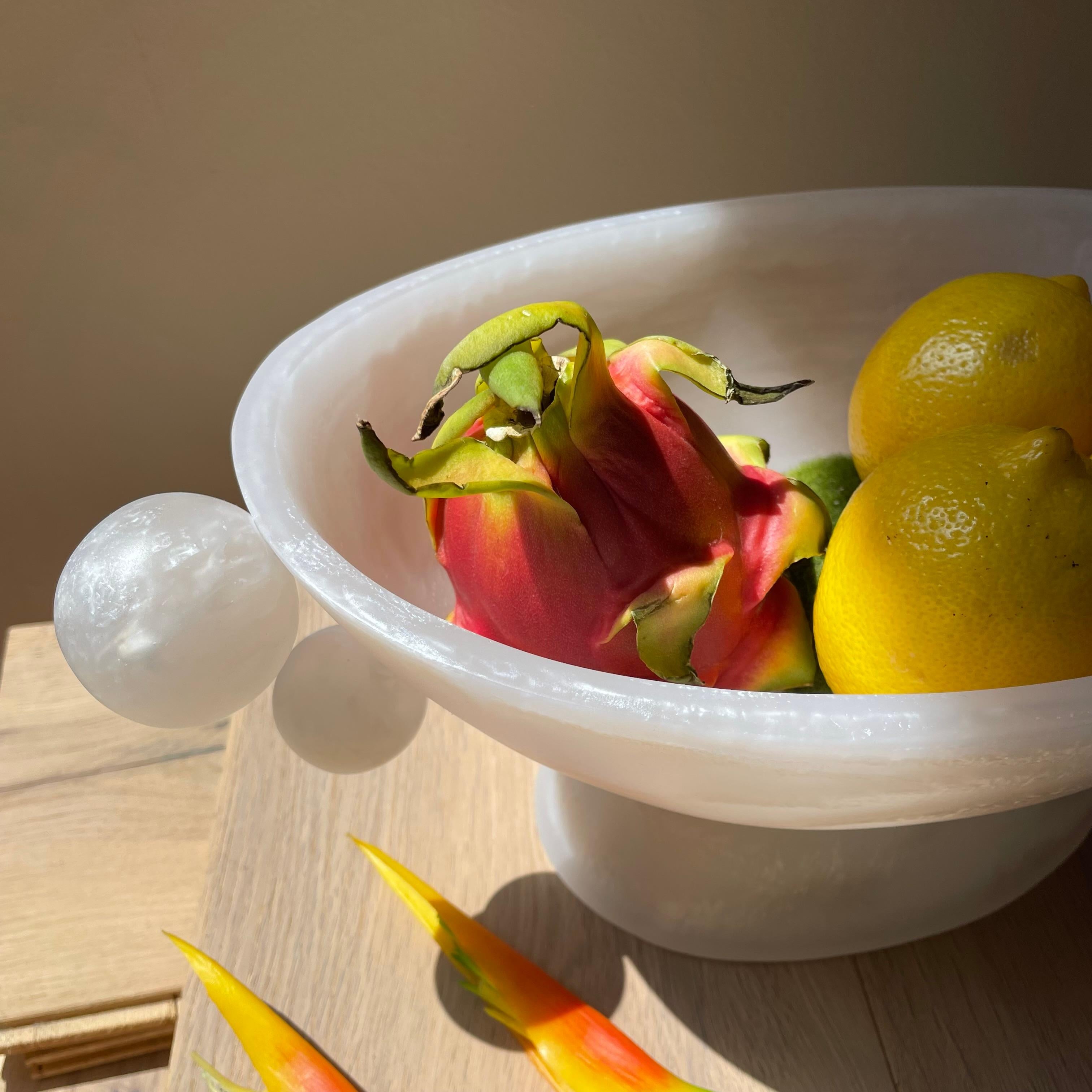 Oval Pedestal Resin Bowl, White and Pearl by Paola Valle (Mexikanisch) im Angebot