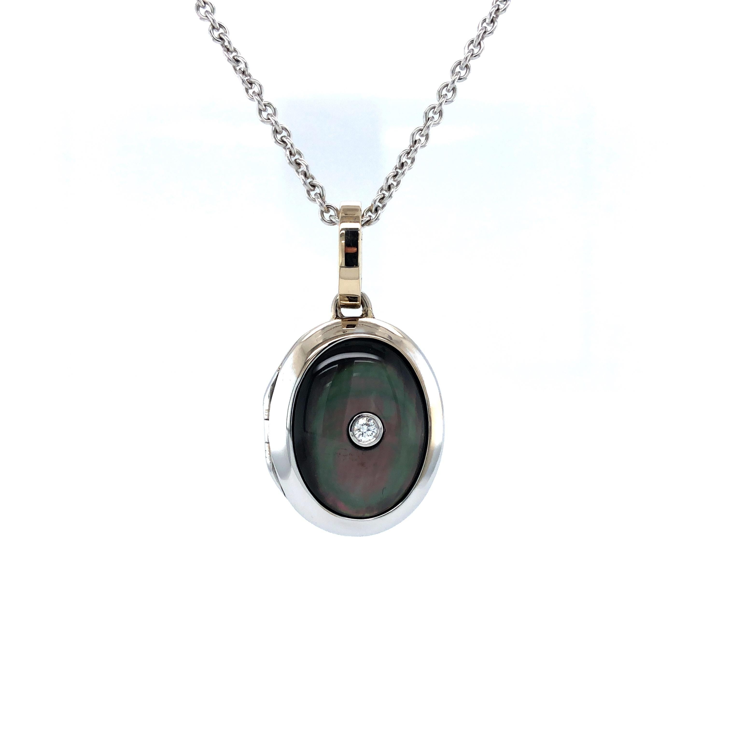 Victor Mayer oval pendant locket 18k white gold, 1 diamond, total 0.04 ct, H VS brilliant cut, 1 black mother of pearl inlay

About the creator Victor Mayer
Victor Mayer is internationally renowned for elegant timeless designs and unrivalled