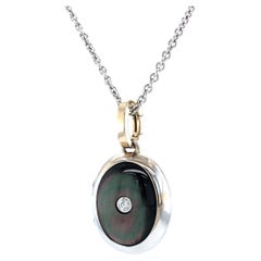 Médaillon pendentif ovale en or blanc 18 carats 1 diamant 0,04 carat H VS nacre noire