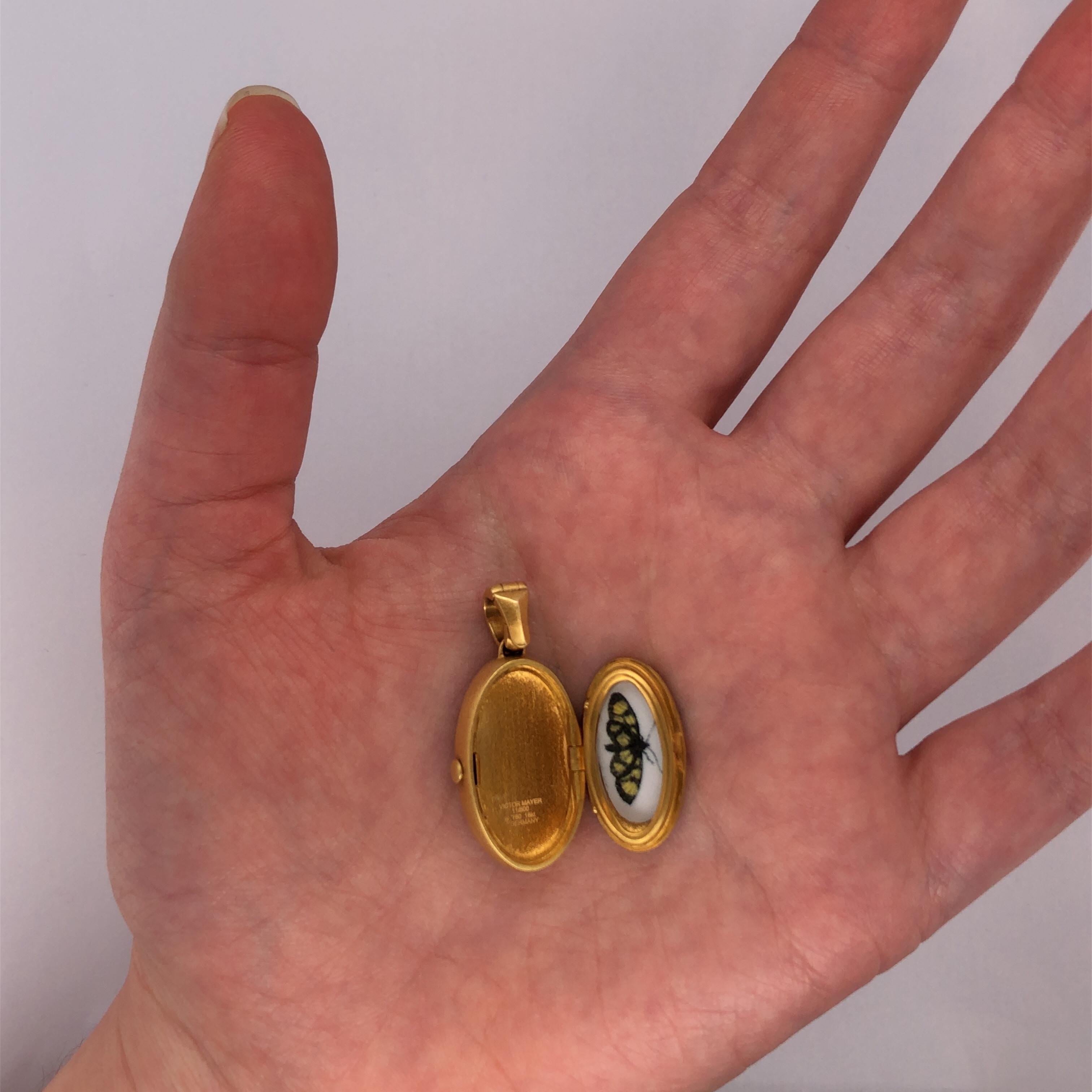 Oval Pendant Locket Necklace - 18k Yellow Gold - Red Guilloche Enamel Paillons For Sale 4