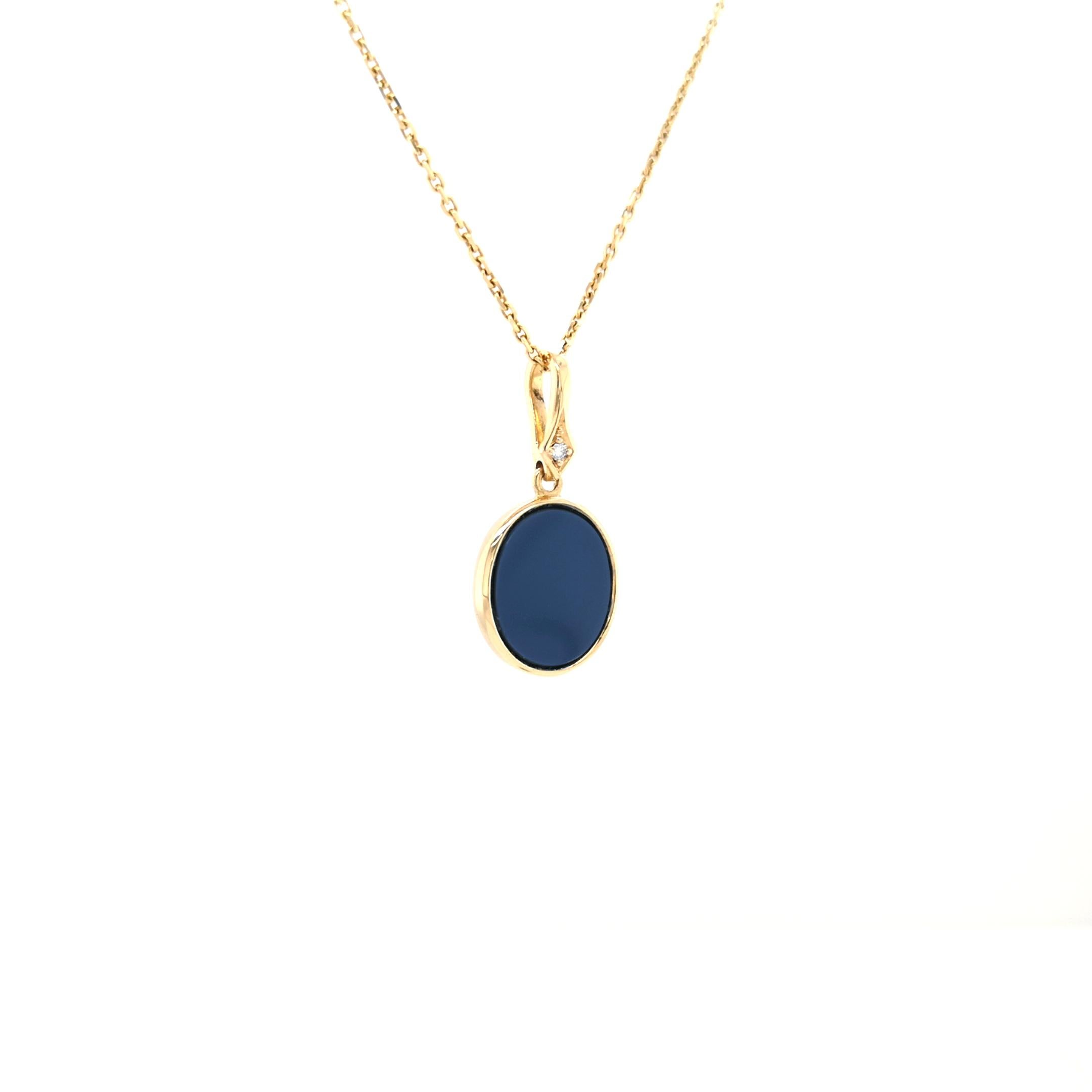 Contemporary Oval Pendant Necklace 18k Yellow Gold 1 Diamond 0.02 ct G VS Blue Layered Onyx For Sale