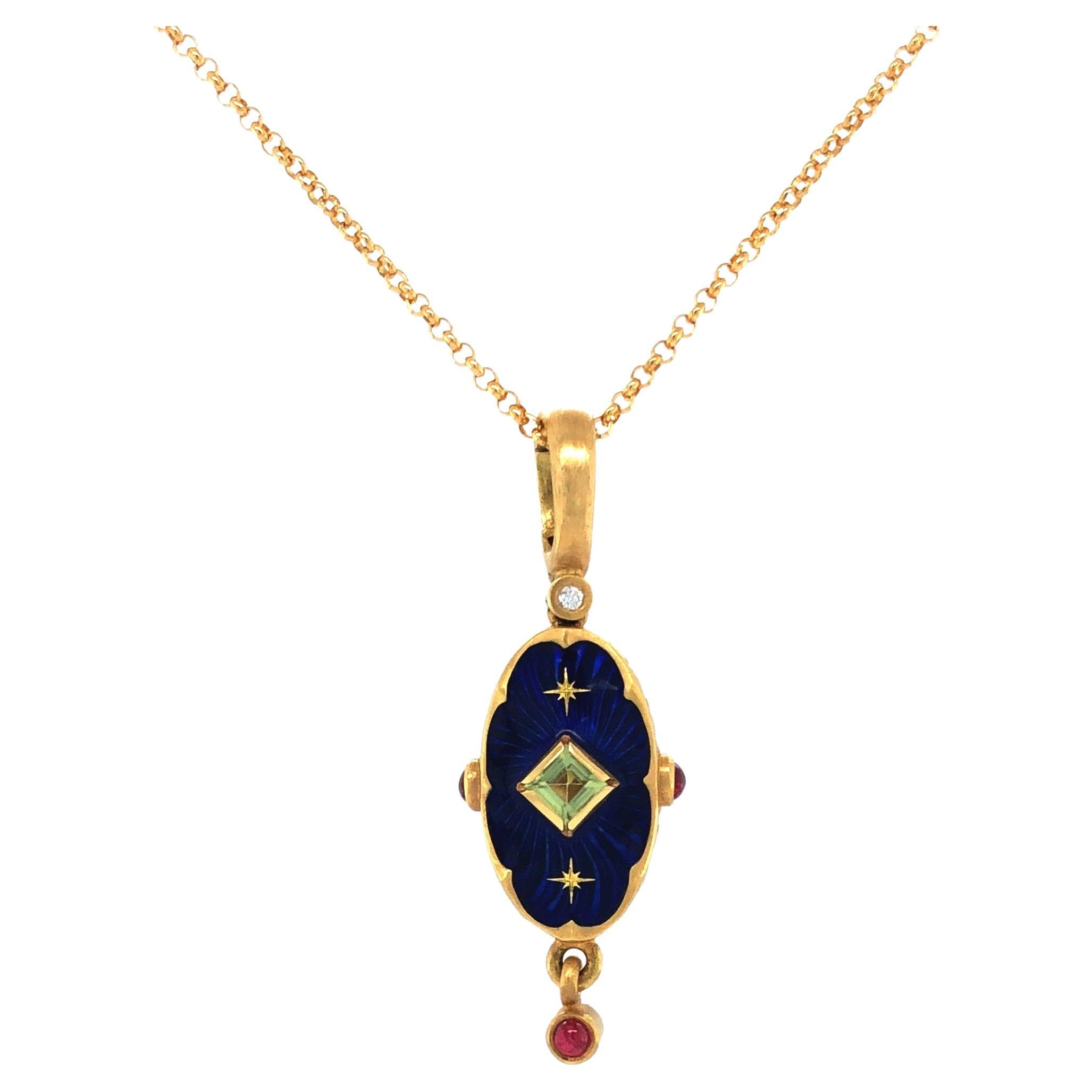 Collier pendentif ovale en or jaune 18 carats, émail bleu, 1 péridot 3 rubis 2 étoiles